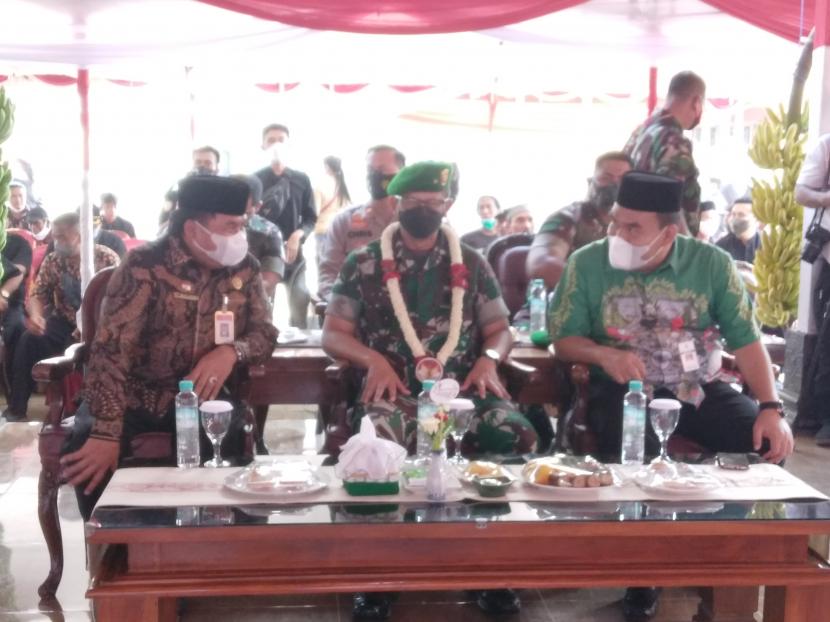  Sekretaris Utama BPIP Karjono (kiri) bersama Kasdam IV Diponegoro Brigjen TNI Parwito dan Bupati Blora, Arief Rohman.