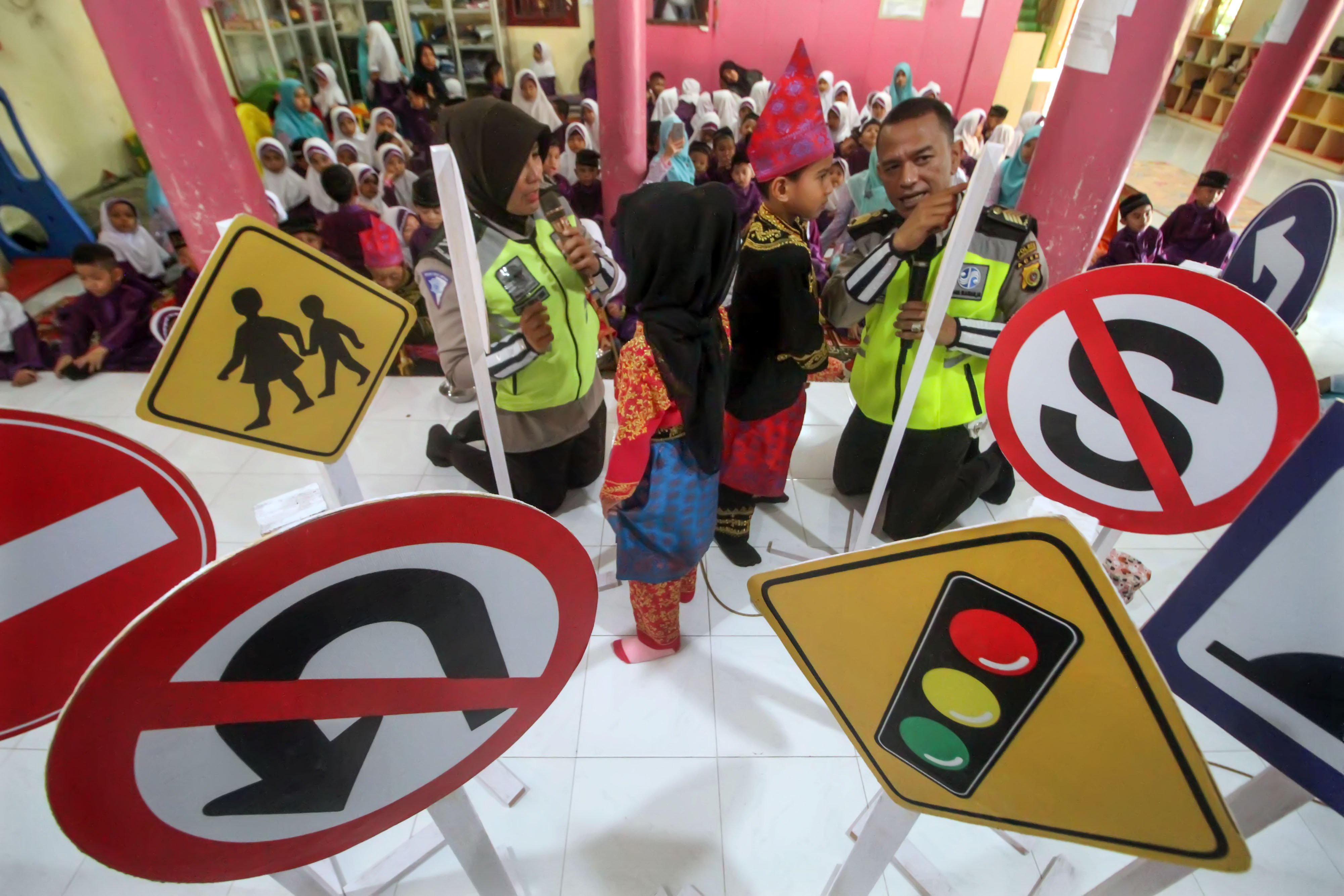 Pengenalan rambu lalu lintas pada murid PAUD