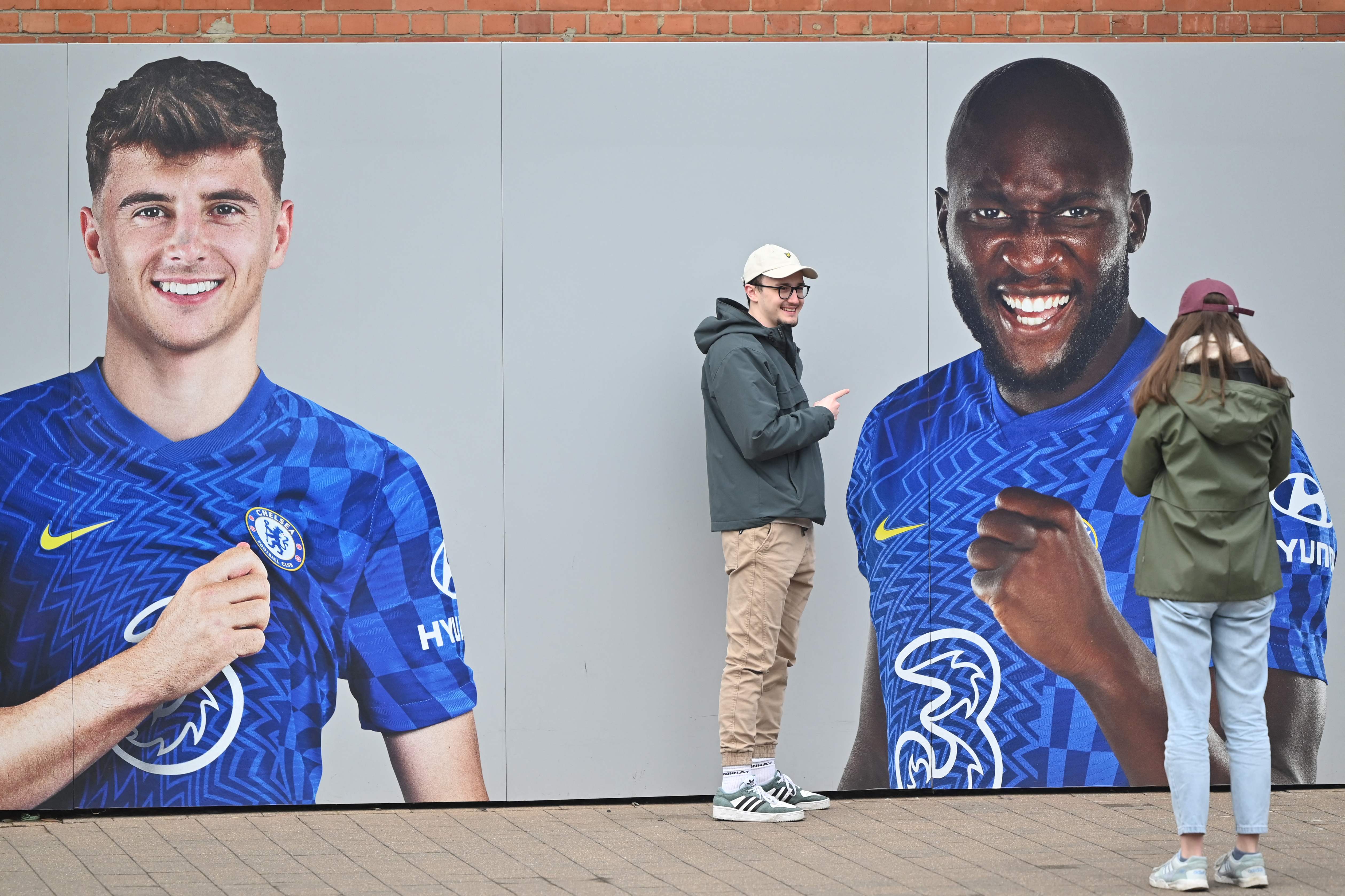 Sejumlah orang berpose di luar Stadion Stamford Bridge di London padad 3 Maret 2022. 