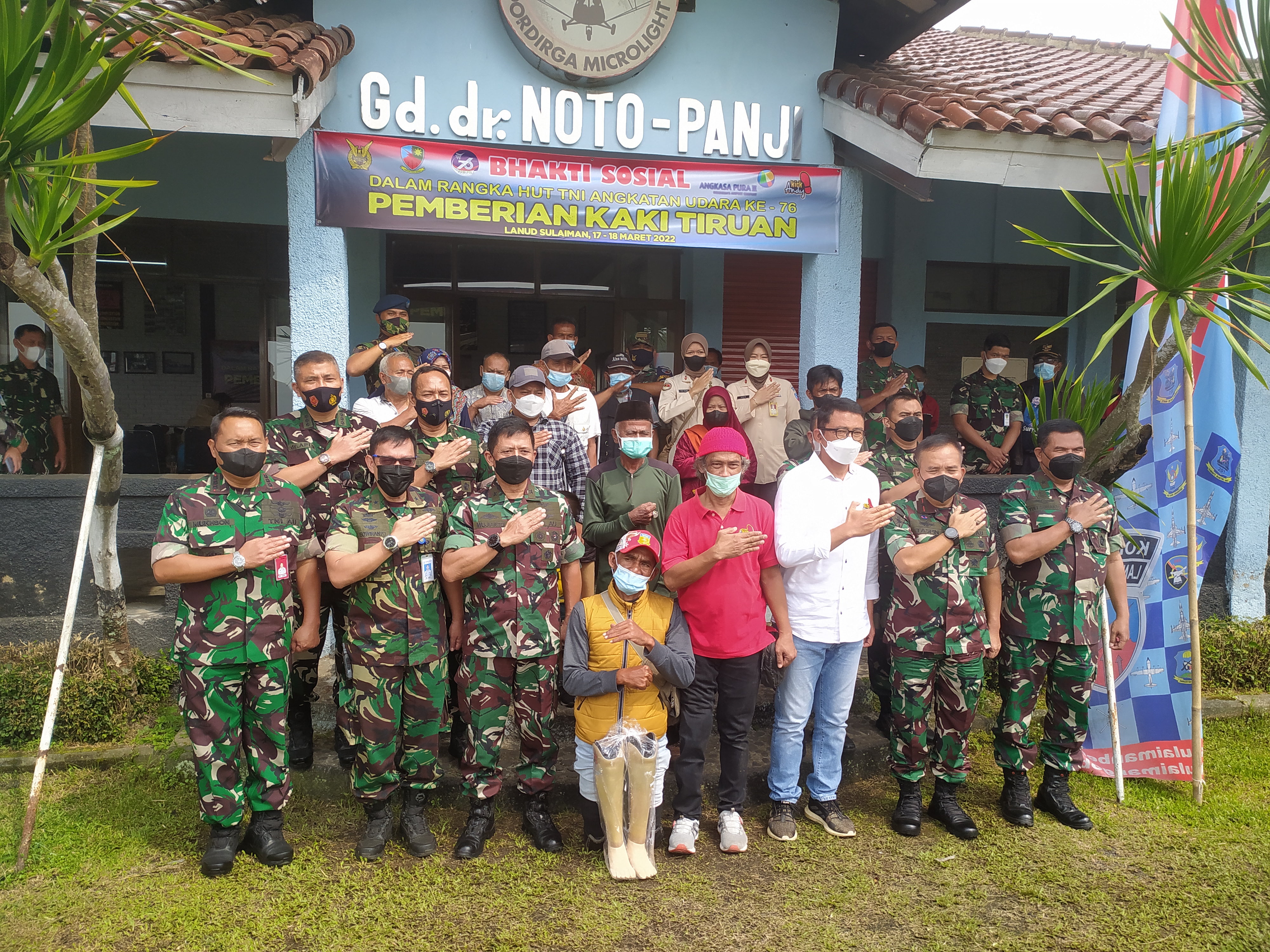 Yayasan Media Group dan TNI-AU bersama penerima bantuan kaki tiruan berfoto bersama