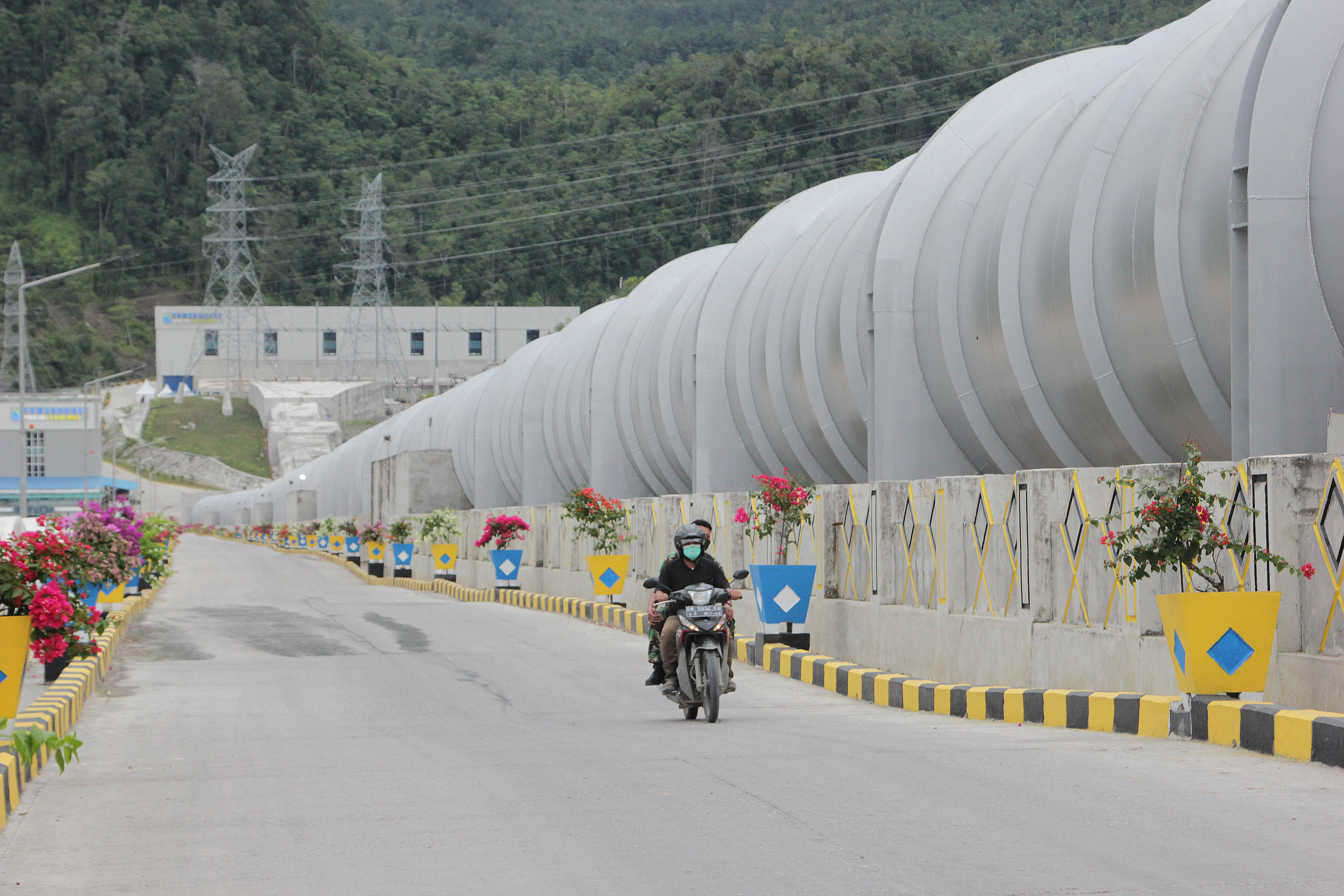 Presiden Republik Indonesia Joko Widodo meresmikan pengoperasian PLTA di Poso, Sulawesi Tengah, Jumat (25/02/2022). 