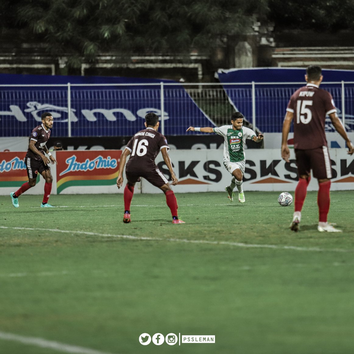 Laga PSM Makassar lawan PSS Sleman