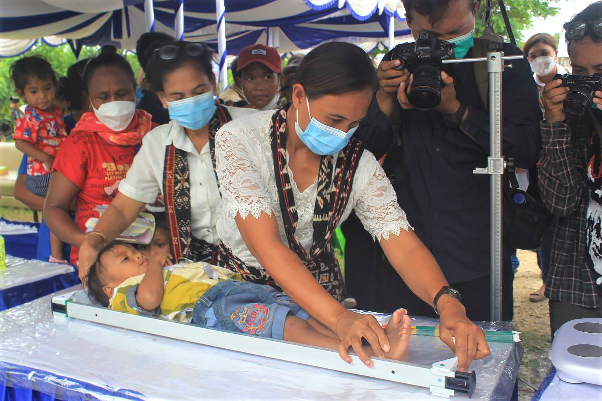 STUNTING: Kader Posyandu mengukur panjang balita untuk mendeteksi stunting pada balita di Kantor Kelurahan Naibonat, Kabupaten Kupang, NTT.