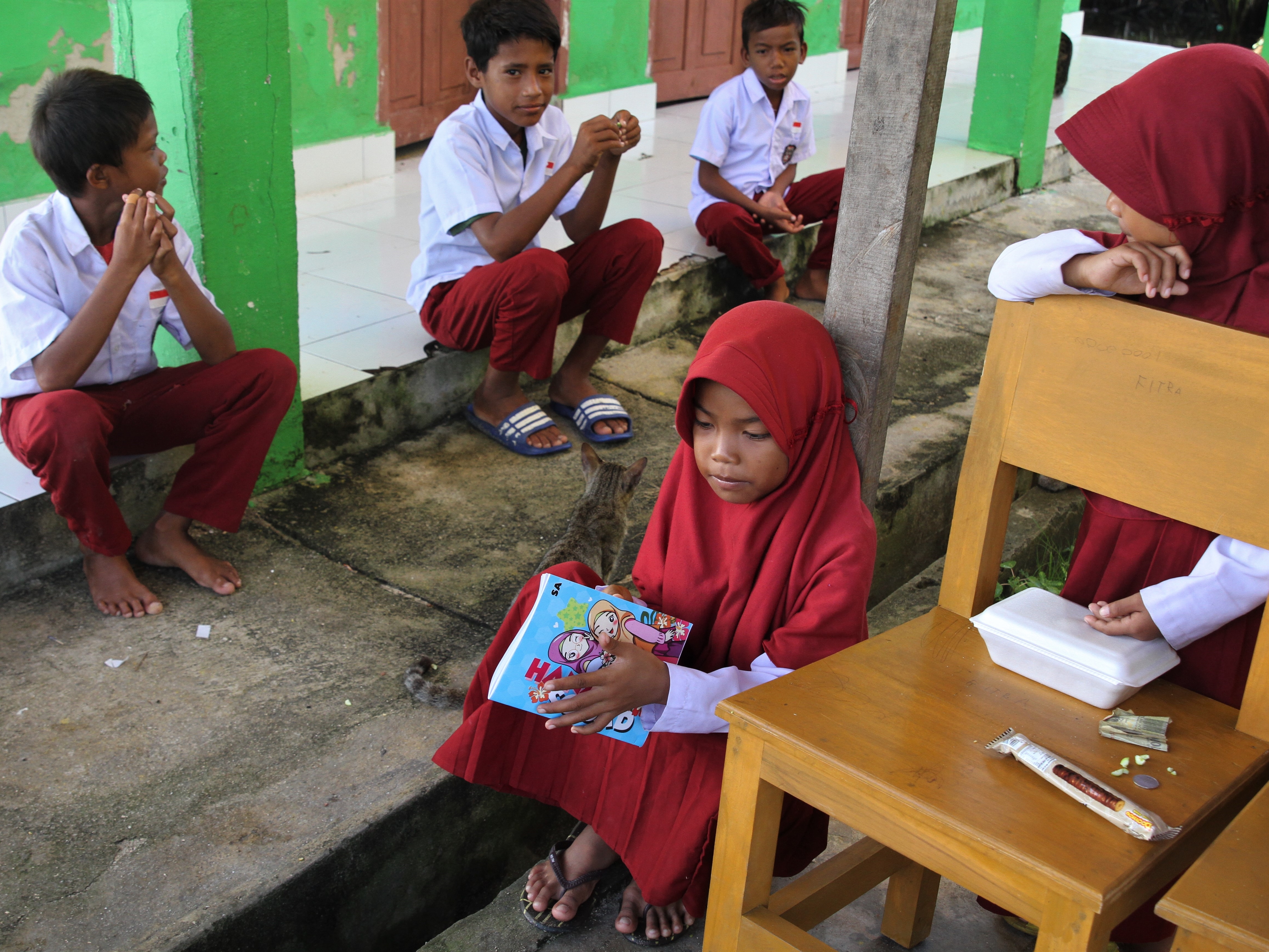 Sejumlah murid SDN 2 Lasolo Kepulauan duduk menanti tenaga pengajar di Kecamatan Lasolo Kepulauan, Konawe Utara, Sultra, Senin (14/3/2022).