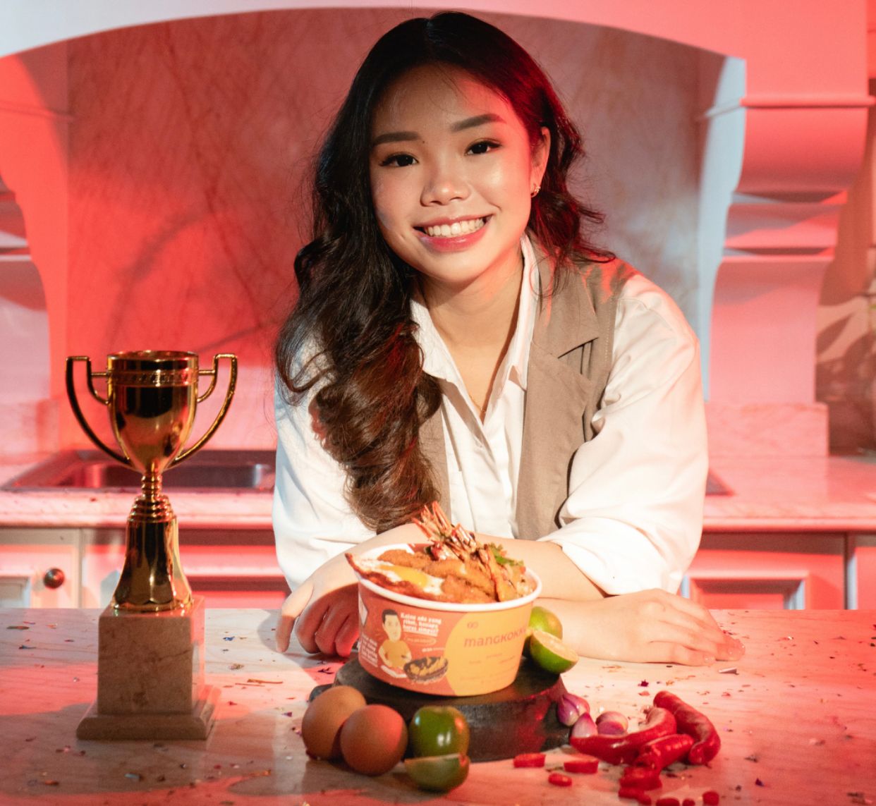 Juara Master chef Jesselyn Lauwreen menunjukkan menu baru Mangkokku