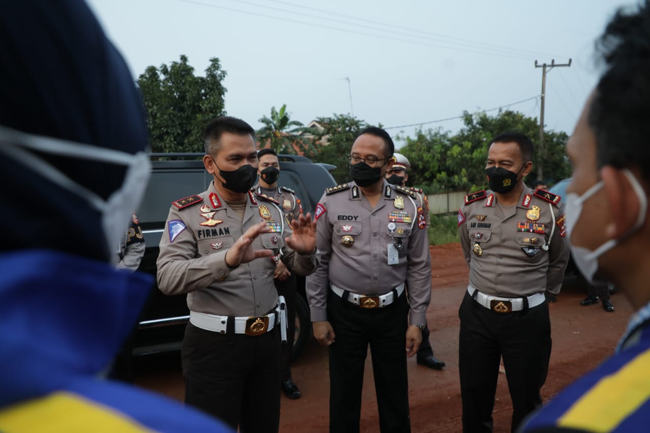 KEPALA Korps Lalu Lintas (Kakorlantas) Polri Irjen Pol Firman Shantyabudi saat mengecek kesiapan fisik jalur mudik di KM45 Tol Cikampek, Se 