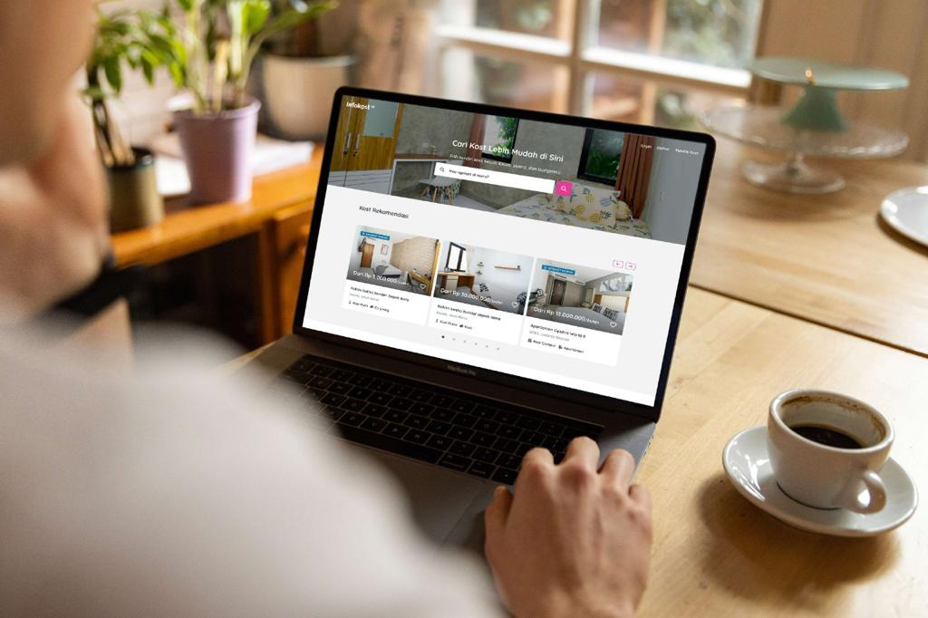  Website perusahaan prop-tech Infokost.id yang kini telah diakusisi Rukita di layar monitor.