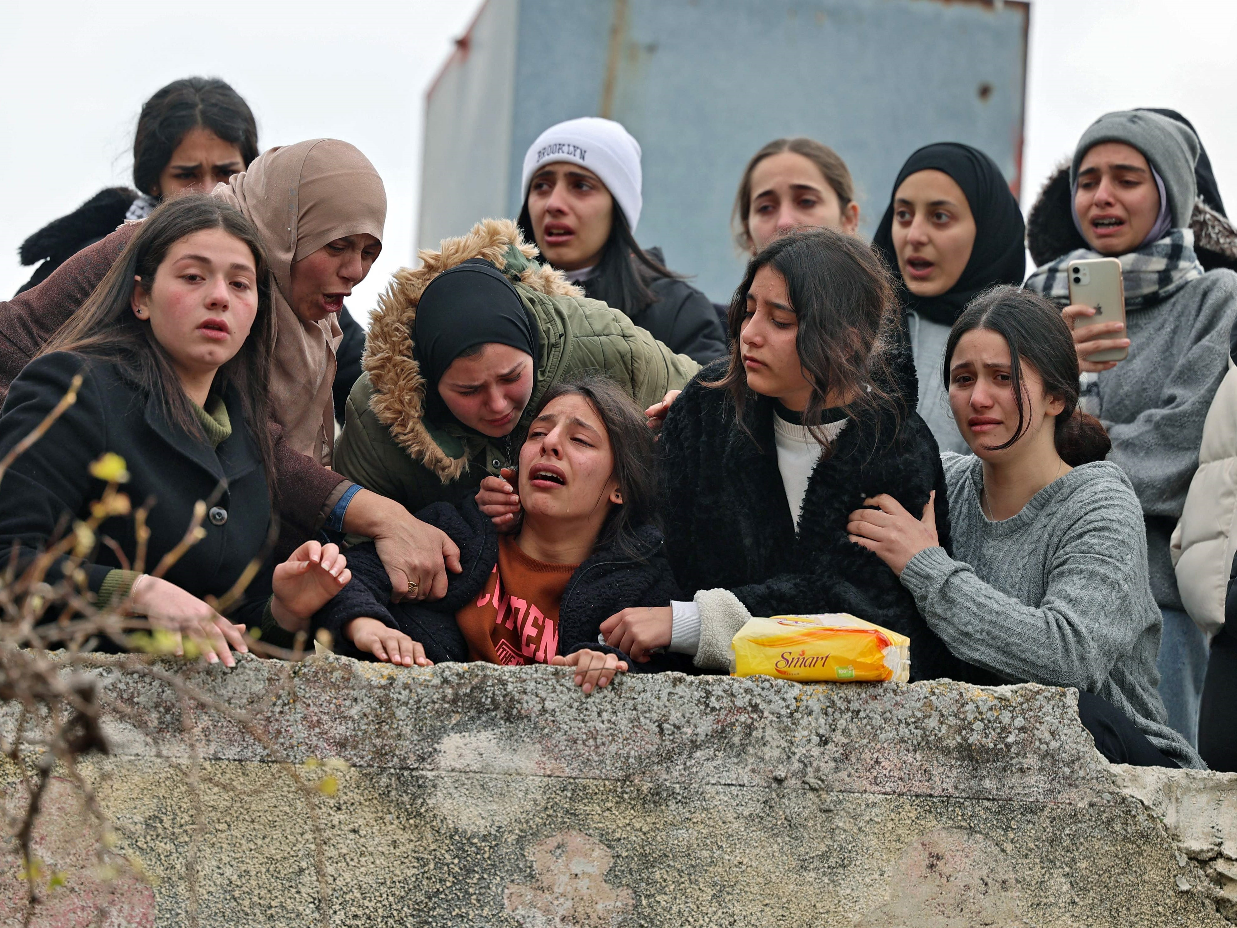 Kerabat berkabung saat pemakaman Ahmad Saif yang meninggal akibat luka yang diderita empat hari lalu dalam bentrokan dengan tentara Israel. 