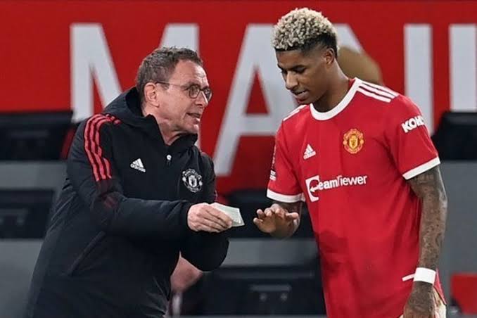 Ralf Rangnick memberikan instruksi kepada Marcus Rashford