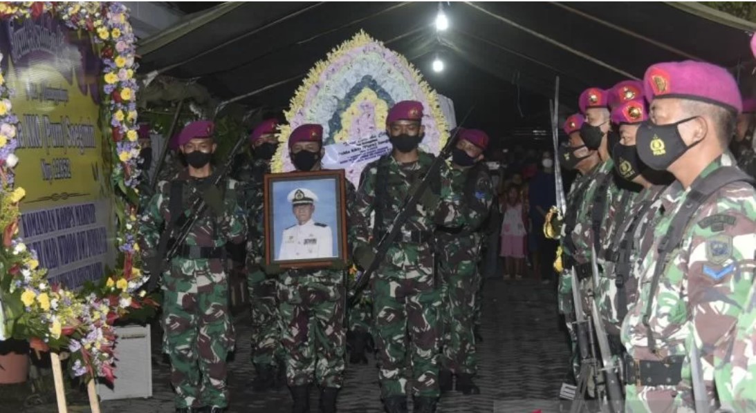 Suasana pemakaman Pembantu Letnan Dua KKO (Purn) Soegimin  di TMP 10 November, Surabaya, Jawa Timur, Minggu (6/3).