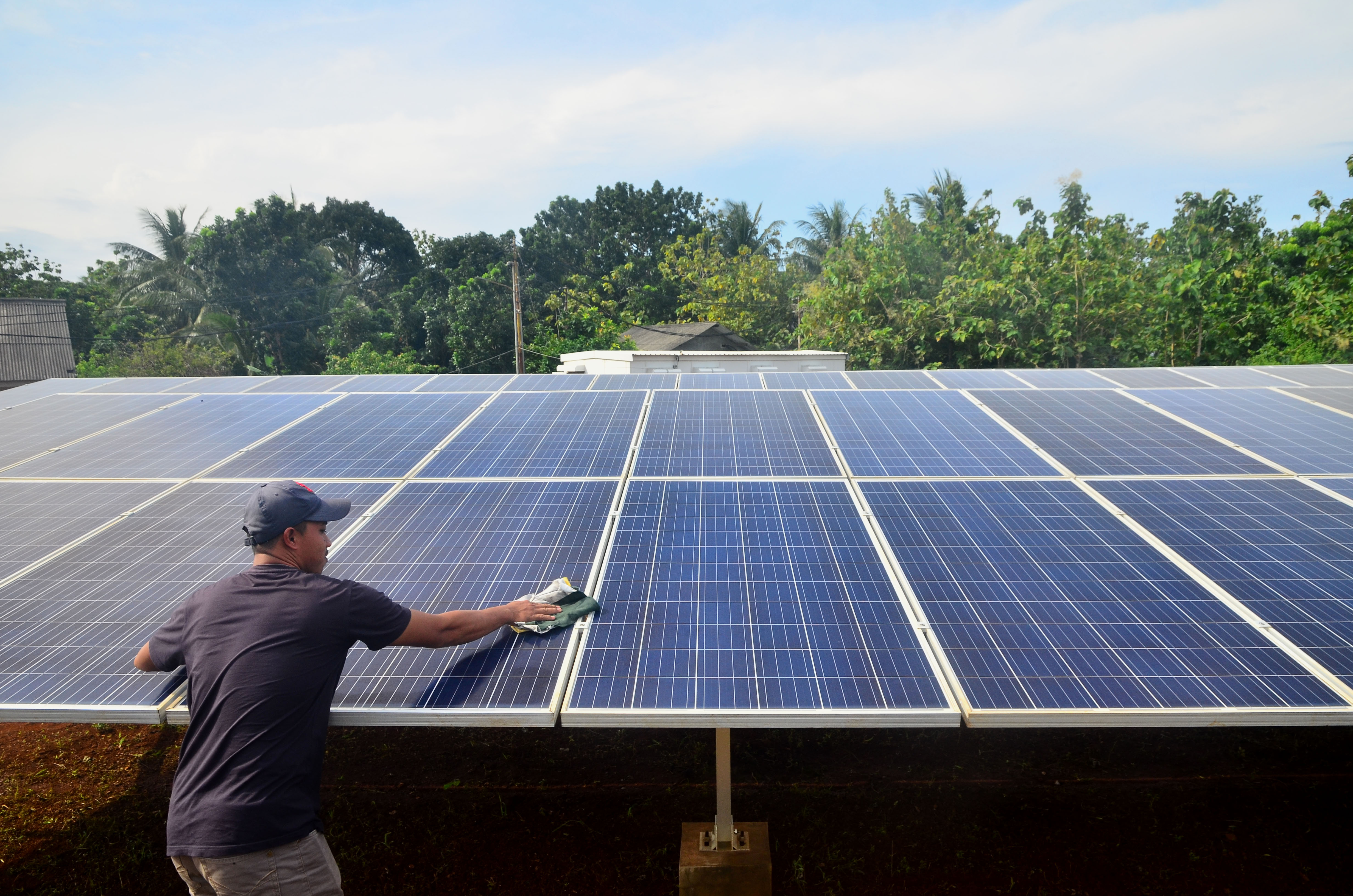 Ilustrasi pembangkit listrik energi baru terbarukan, PLTS