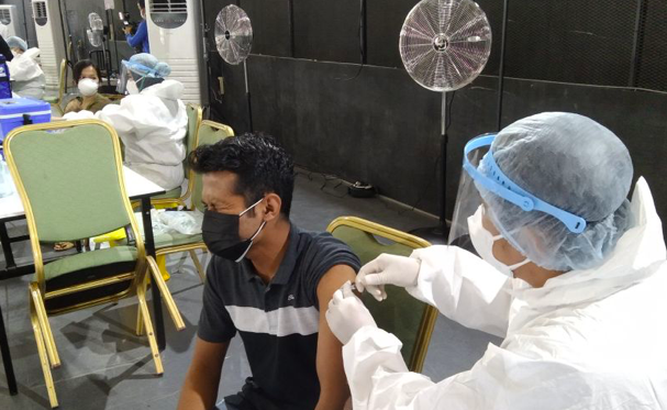 Ilustrasi - Warga mengikuti program vaksinasi COVID-19 di salah satu sentra vaksinasi di Jakarta Selatan, Senin (28/6/2021). 