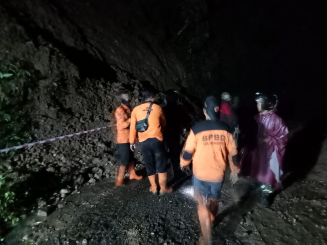 TEBING setinggi 25 meter longsor menutup jalan kabupaten penghubung antar kecamatan Sapuran - Kalibawang, Kabupaten Wonosobo, Jawa Tengah pa