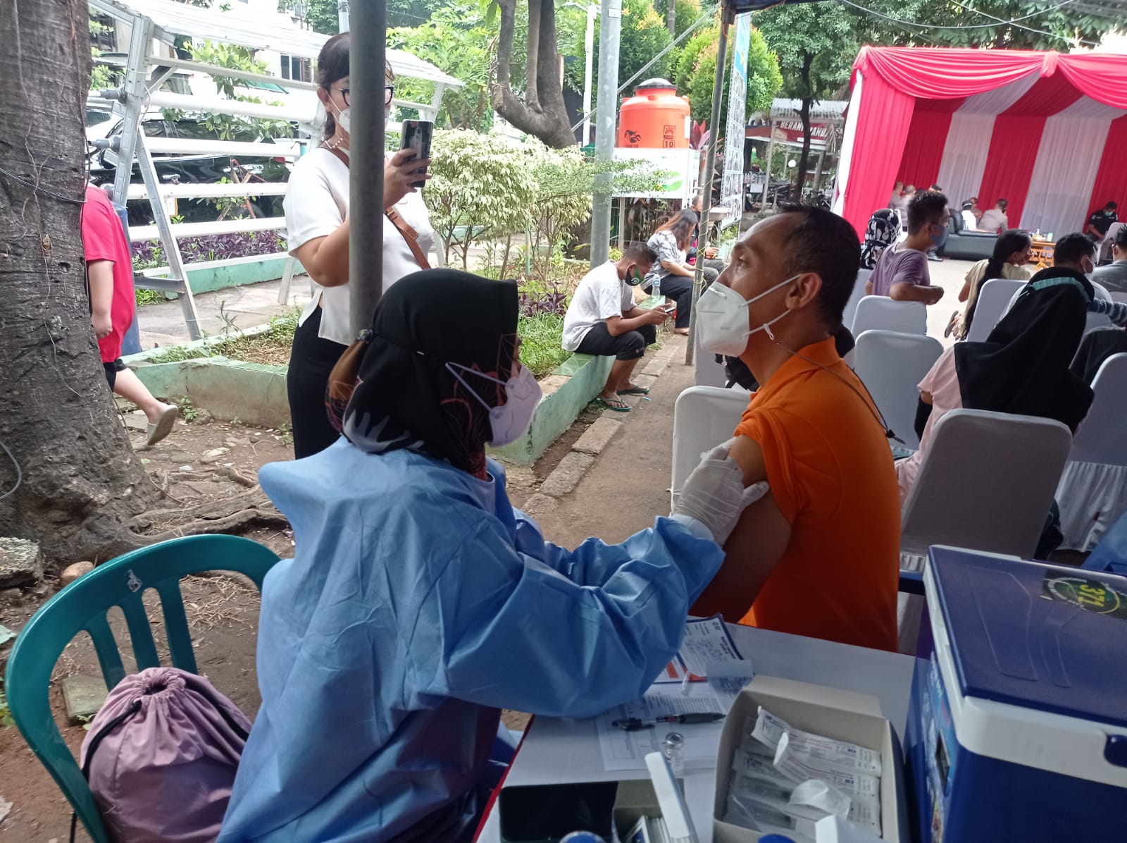 Warga mengikuti vaksinasi yang diadakan ARFI dan Polres Jakpus di Kemayoran, Rabu (30/3)