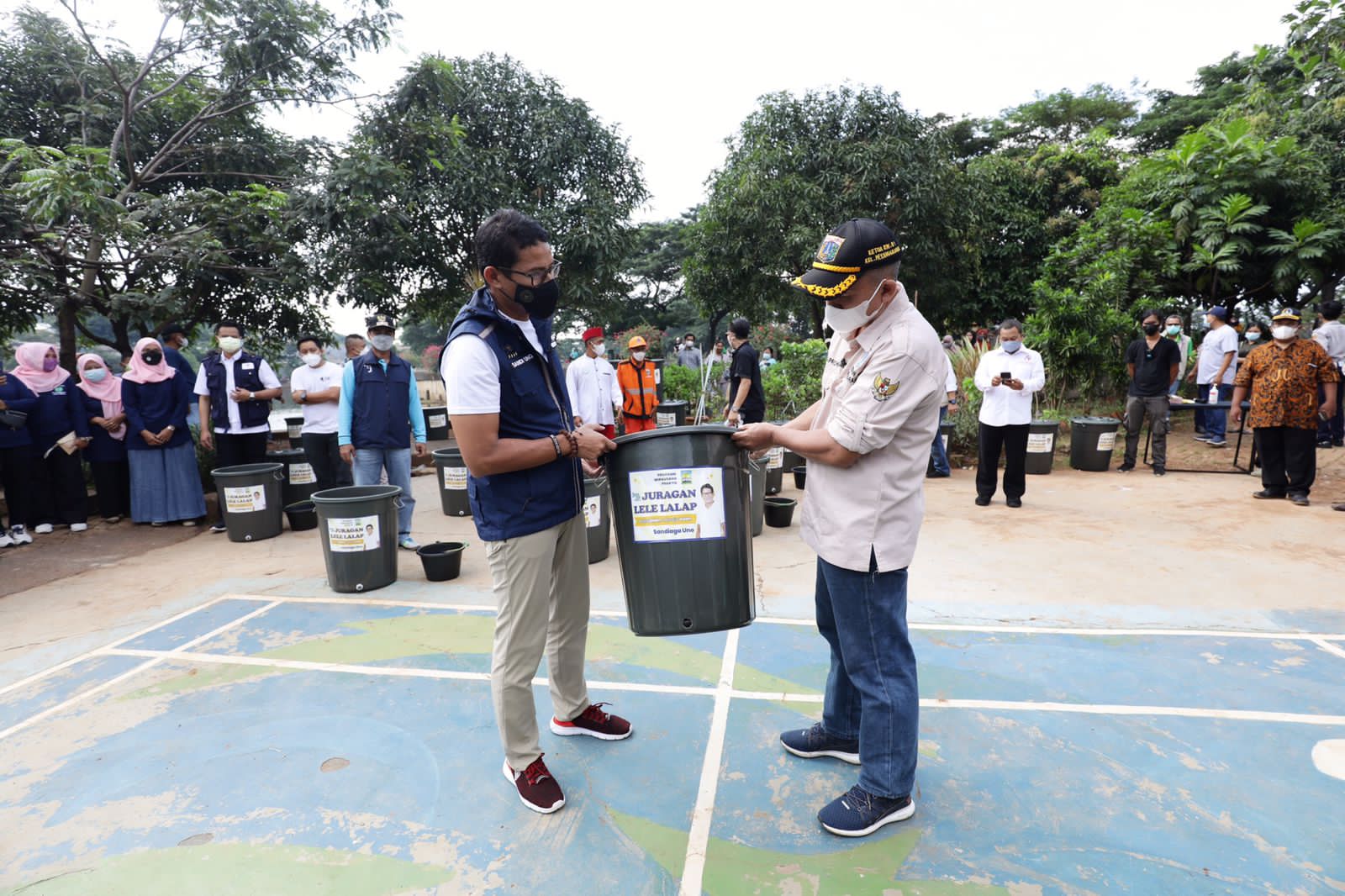 Sandiaga mengajak warga berusaha menjadi juragan lele lalap, di Pesanggarahan, Jakarta Selatan, Senin (28/3/2022)