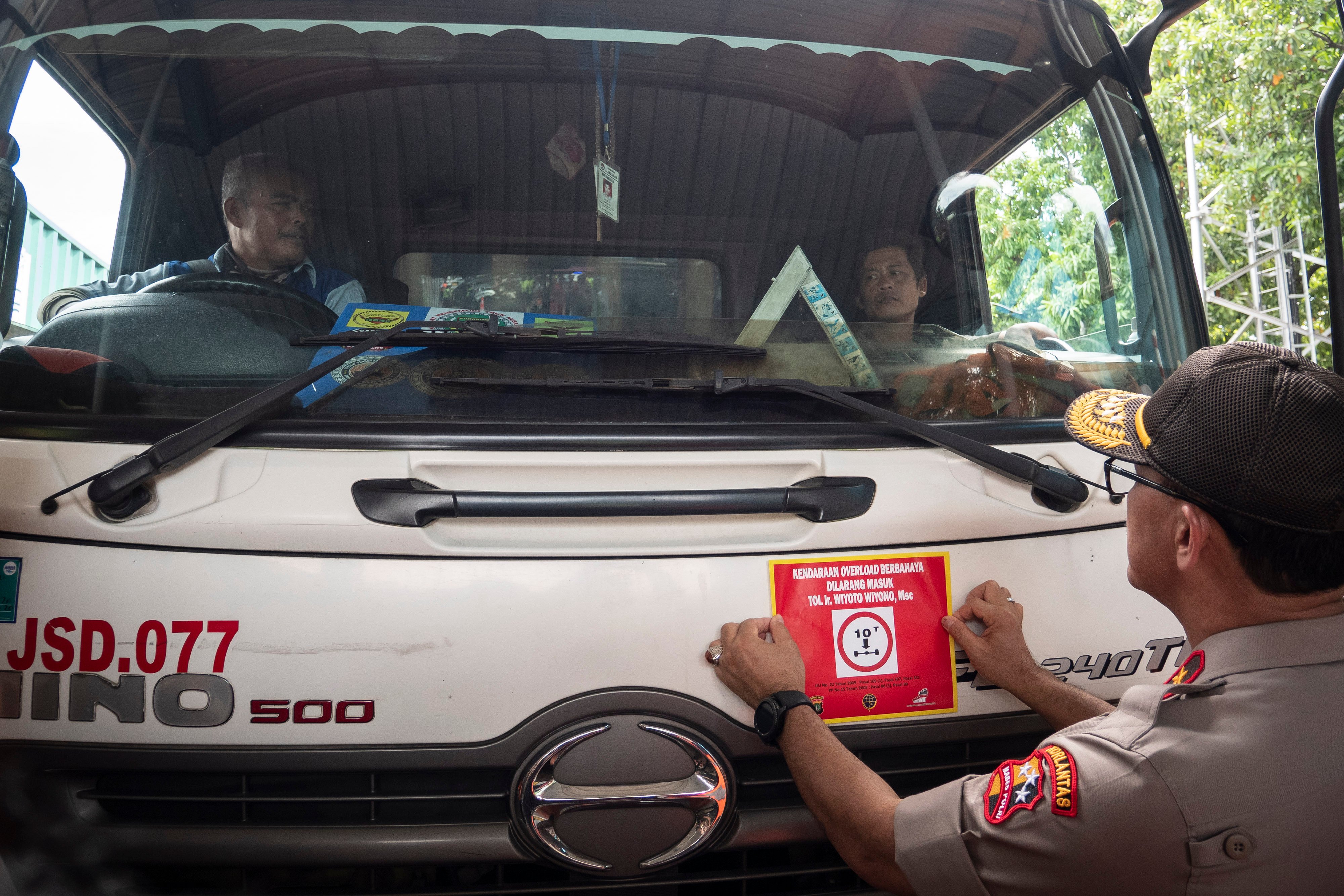 Polisi menyosialisasikan truk yang over dimension over loading (ODOL) dengan menepelkan stiker dan dilarang lewat tol, beberapa waktu lalu.