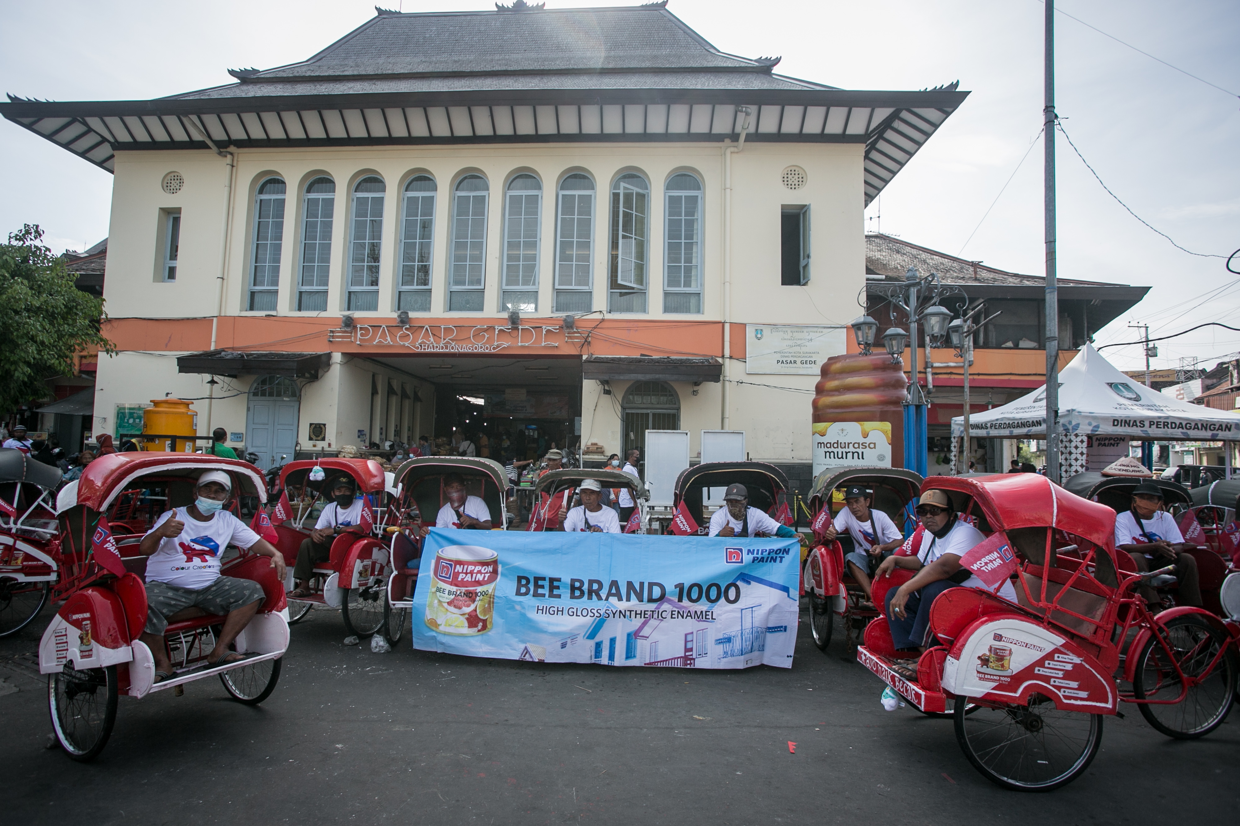 Becak kayuh di Pasar Gede Surakarta di cat ulang