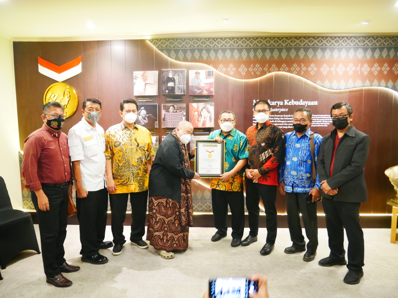 Pendiri Muri Jaya Suprana menyerahkan piagam penghargaan kepada Ketua Umum SMSI Pusat Firdaus di Jakarta, Jumat (18/3).