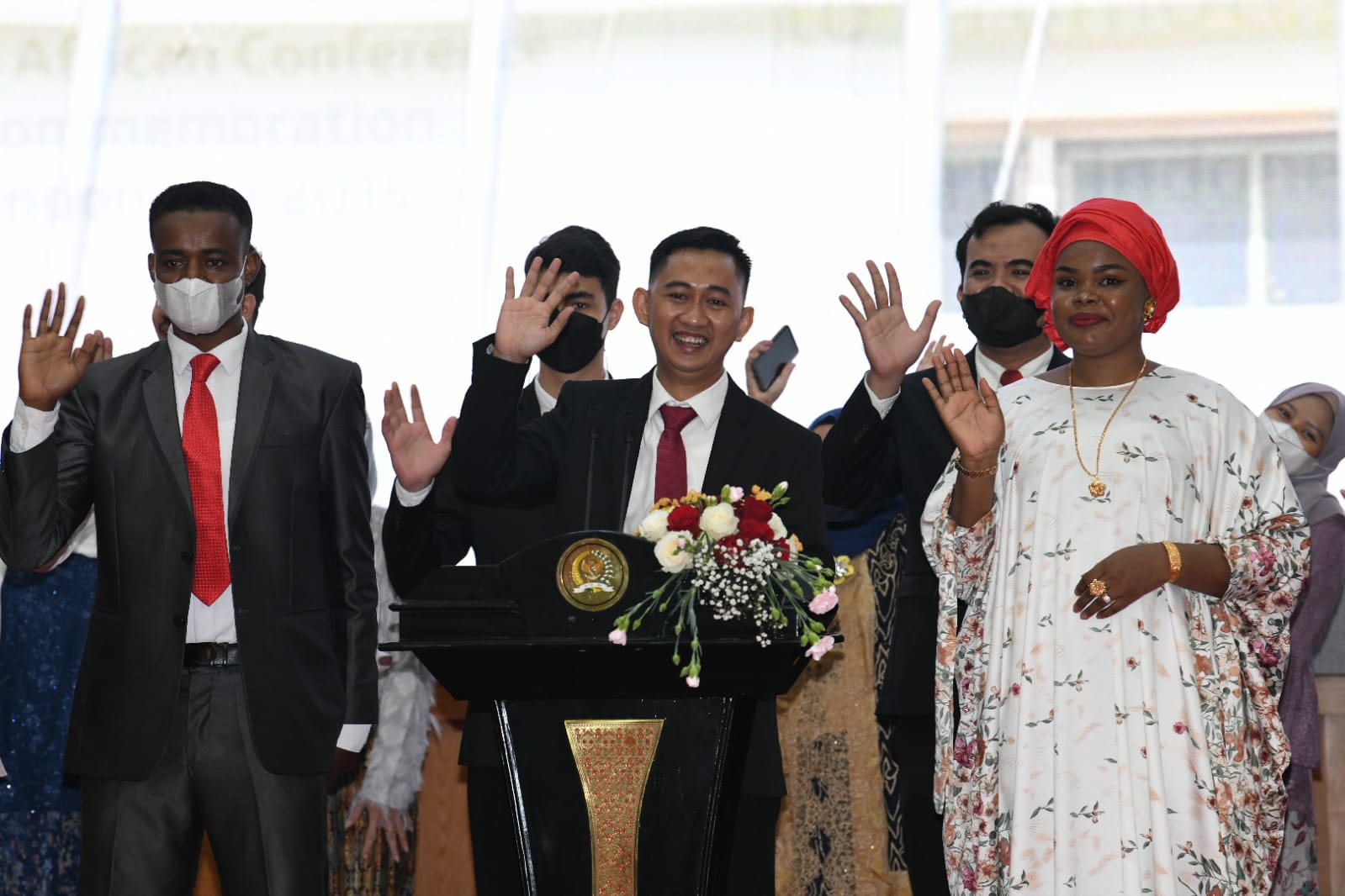 Presiden Pemuda Asia Afrika Saddam Al Jihad (tengah) dan pengurus lain dari Afrika seusai pelantikan di Gedung MPR, Jumat (11/3/2022)