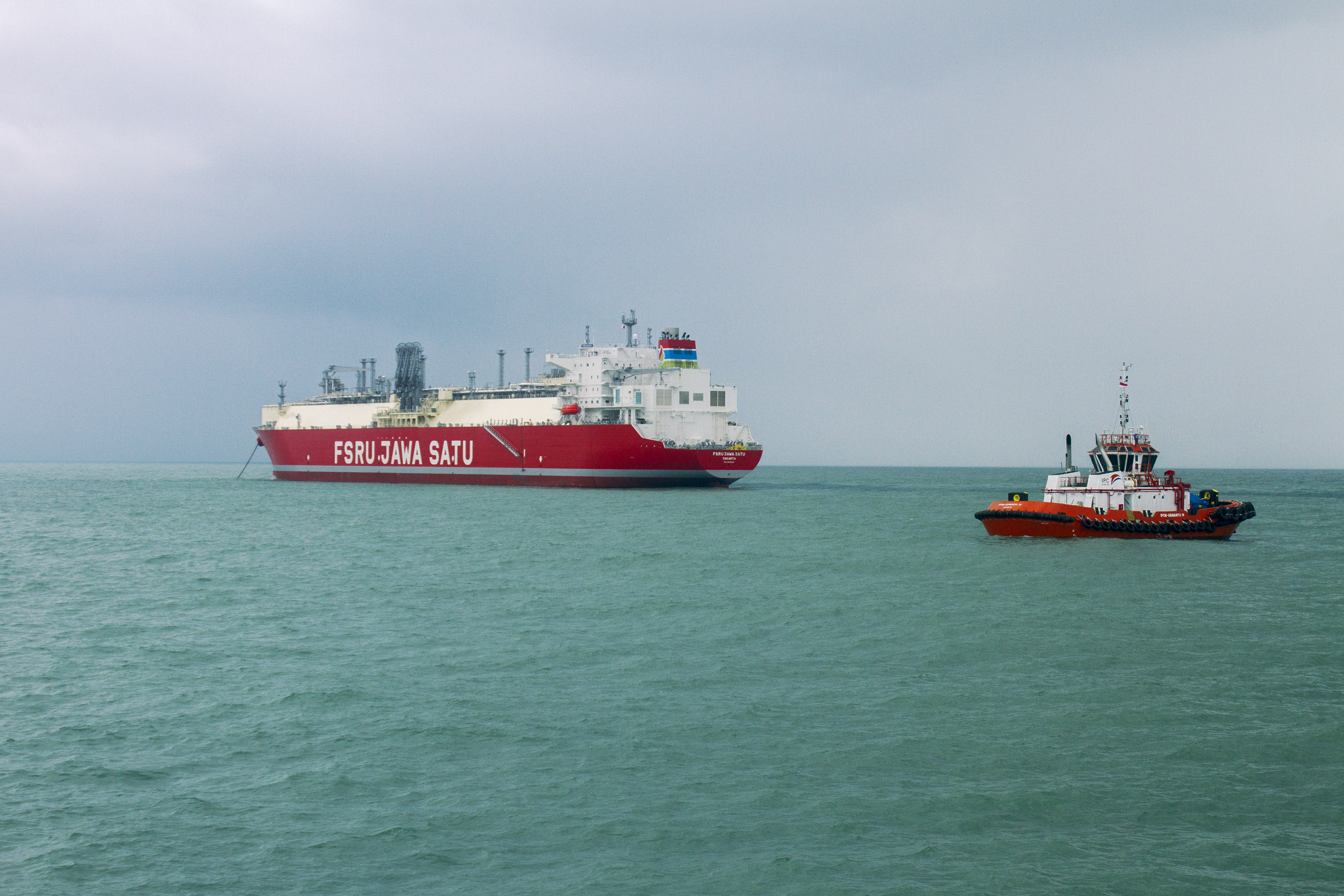 Kapal Floating Storage Regasification Unit (FSRU) Jawa Satu berlabuh di kawasan perairan Pelabuhan Patimban, Subang, Jawa Barat.