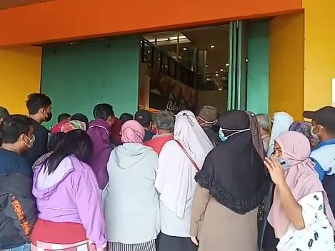 Warga antre membeli minyak goreng di Cianjur, Jawa Barat, Rabu (9/3).