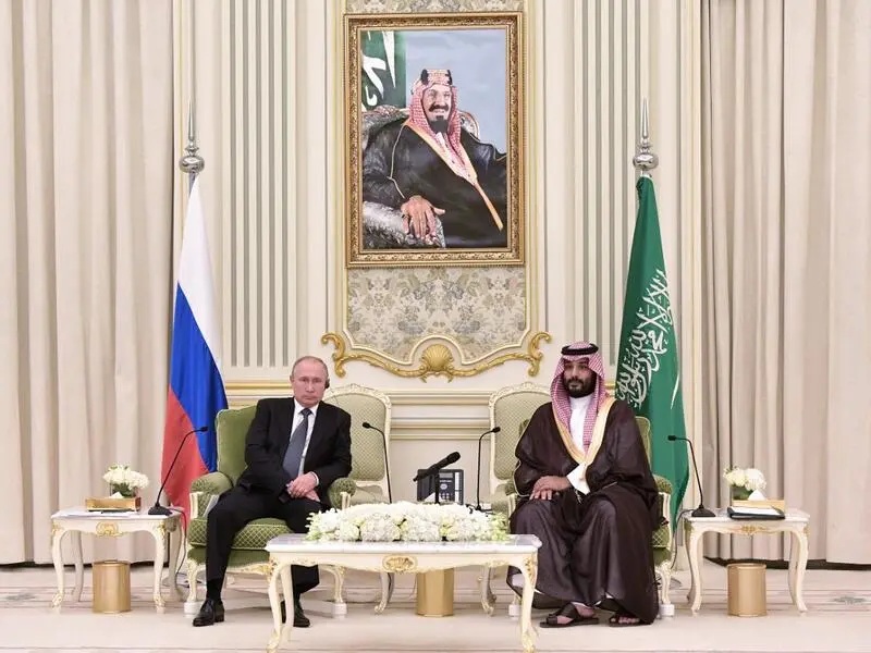 Foto kenangan pertemuan Presiden Rusia Vladimir Putin dan Putra Mahkota Arab Saudi Mohammed bin Salman di Riyadh, Saudi, 14 Oktober 2019.