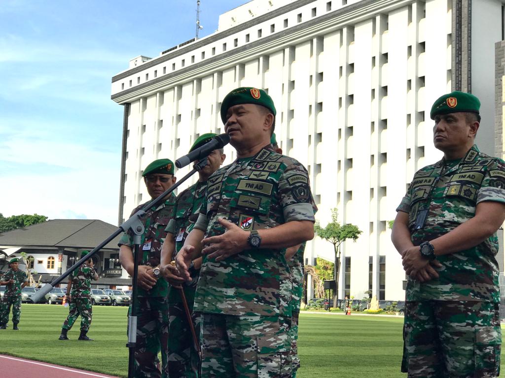 KEPALA Staf TNI Angkatan Darat (KSAD) Jenderal Dudung Abdurachman memamerkan seragam baru angkatannya dalam acara Rapat Pimpinan (Rapim) TNI