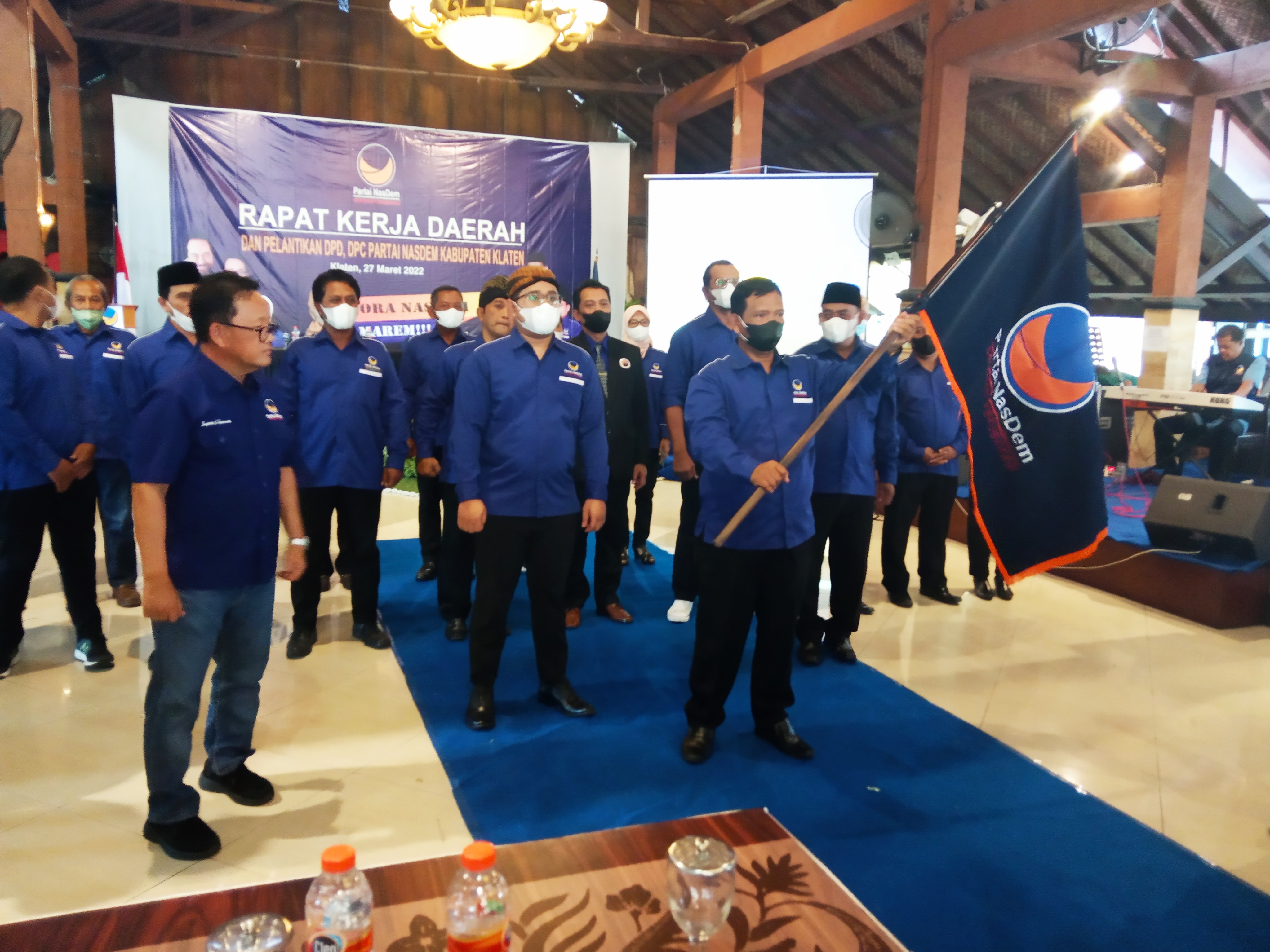 Ketua Teritorial Pemenangan Pemilu Jawa III Sugeng Suparwoto (kiri) usai melantik pengurus DPD Partai NasDem Kabupaten Klaten. 