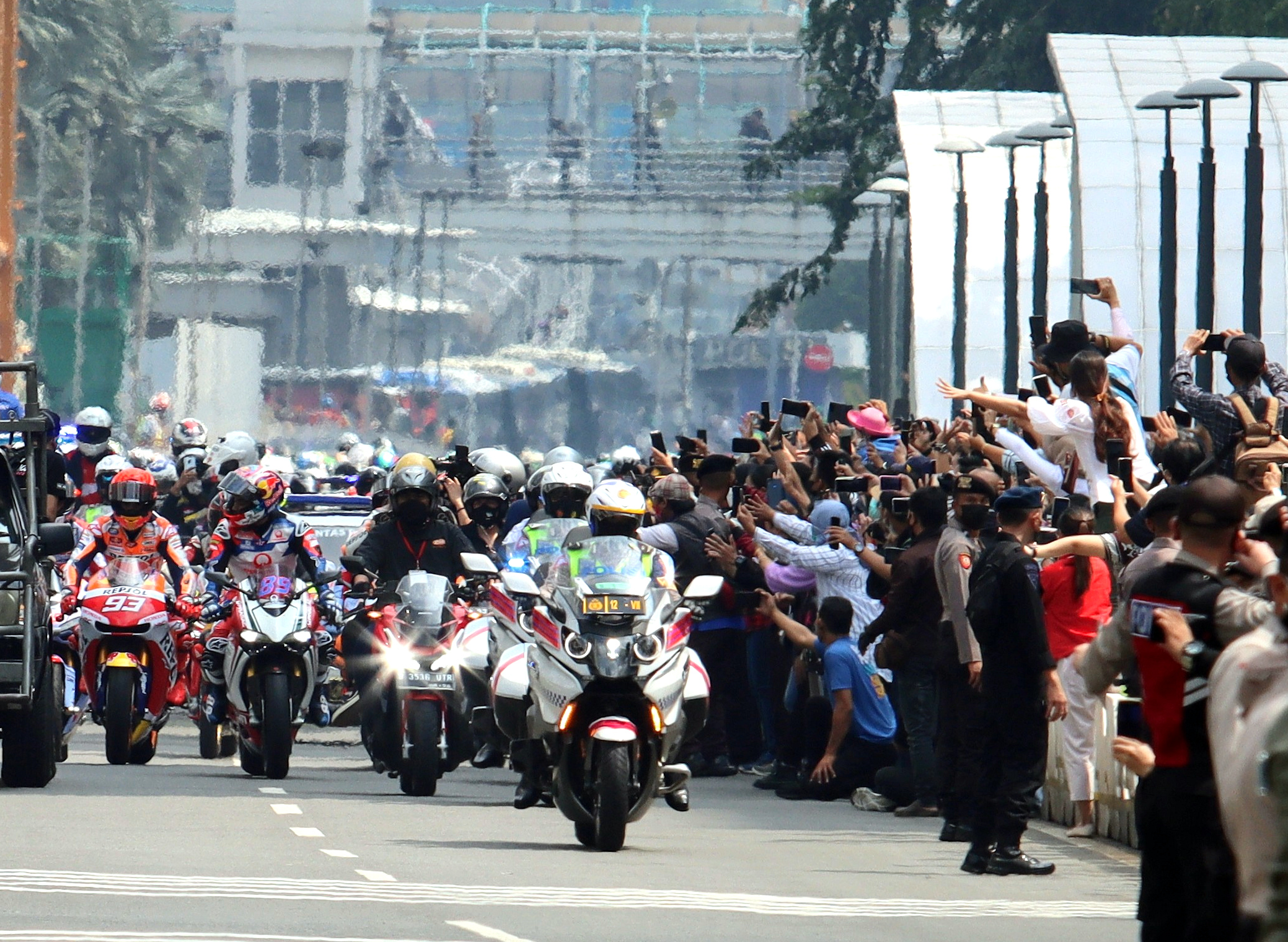 Sebanyak 20 pebalap MotoGP bersama komunitas motor mengikuti parade, melintas di ruas Jalan Thamrin, Bundaran HI, Jakarta Rabu (16/3).