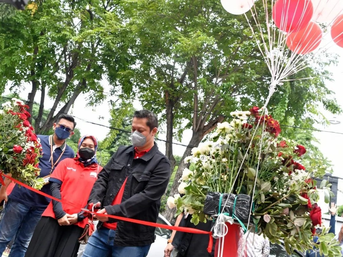 Direktur Sales Telkomsel Adiwinahyu B Sigit didampingi Riny Novitriyanti dan Mirza Budiwan.