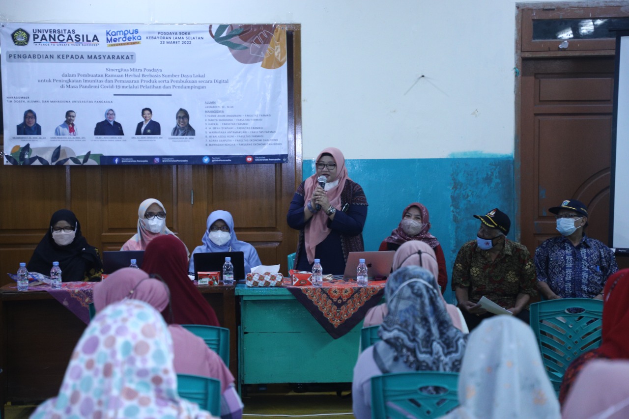 Wakil Rektor UP Dr.Novi Yantih MSi, Apt, memberi penjelasan dalam kegiatan pelatihan pembuatan serbuk jahe dan pembukuan digital.