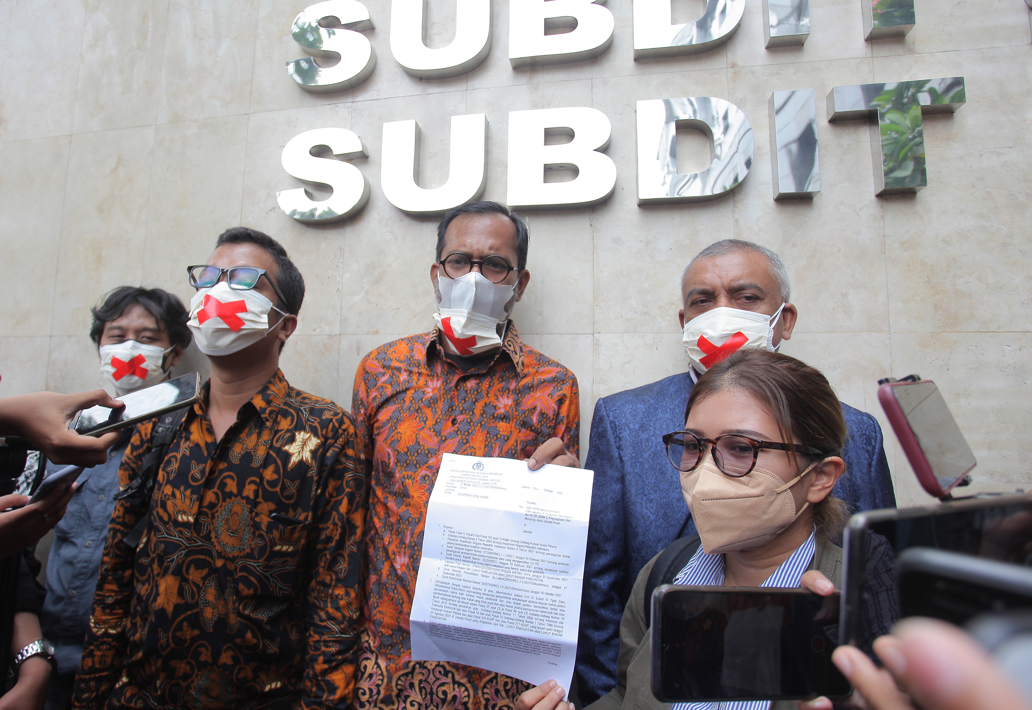 Aktivis Haris Azhar dan Fatia Maulidiyanti saat memenuhi undangan mediasi di Polda Metro Jaya, Oktober 221 silam