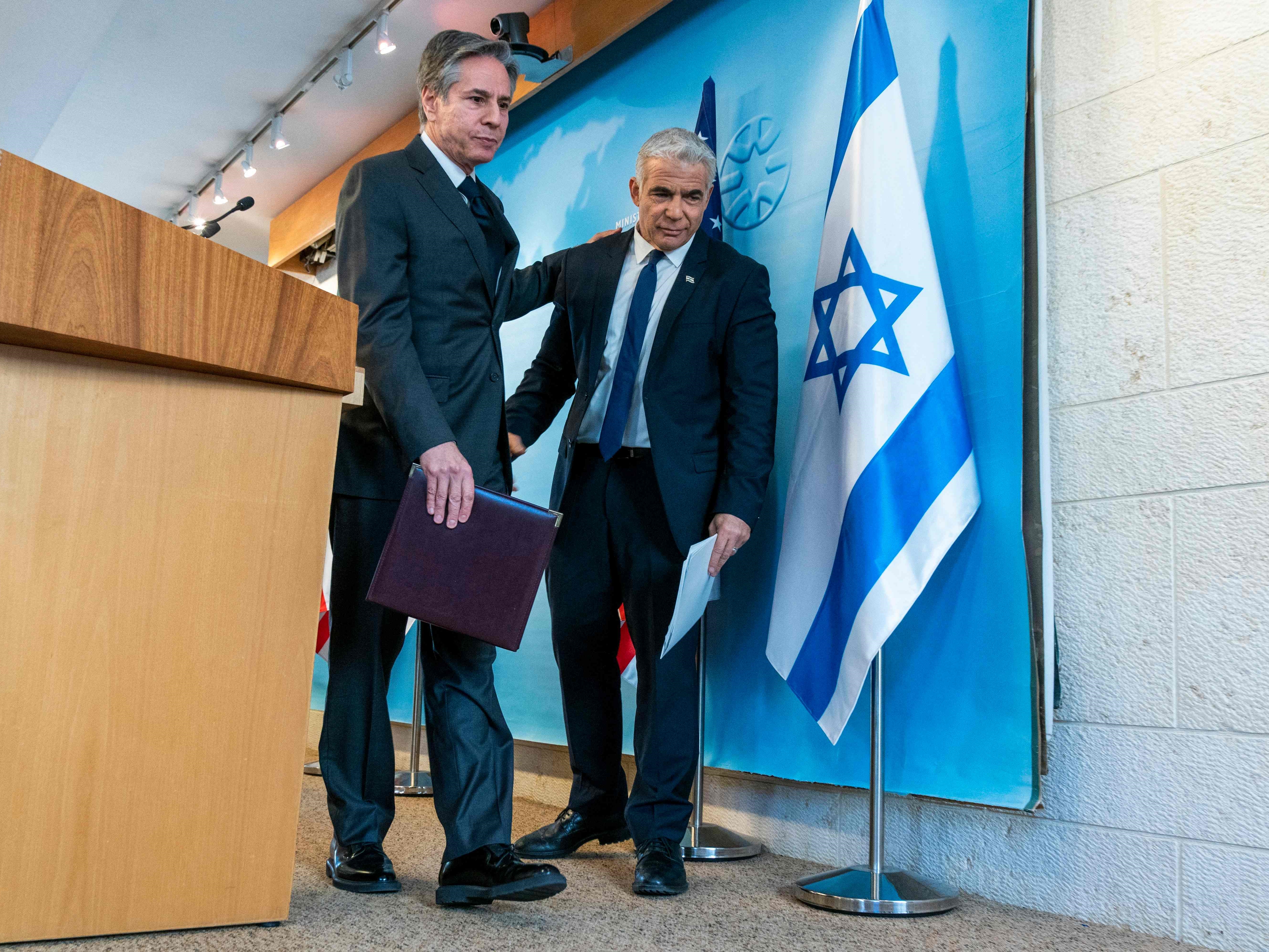 Menlu AS Antony Blinken (kiri) dan Menlu Israel Yair Lapid setelah konferensi pers bersama di Kemenlu Israel, Jerusalem, 27 Maret 2022.