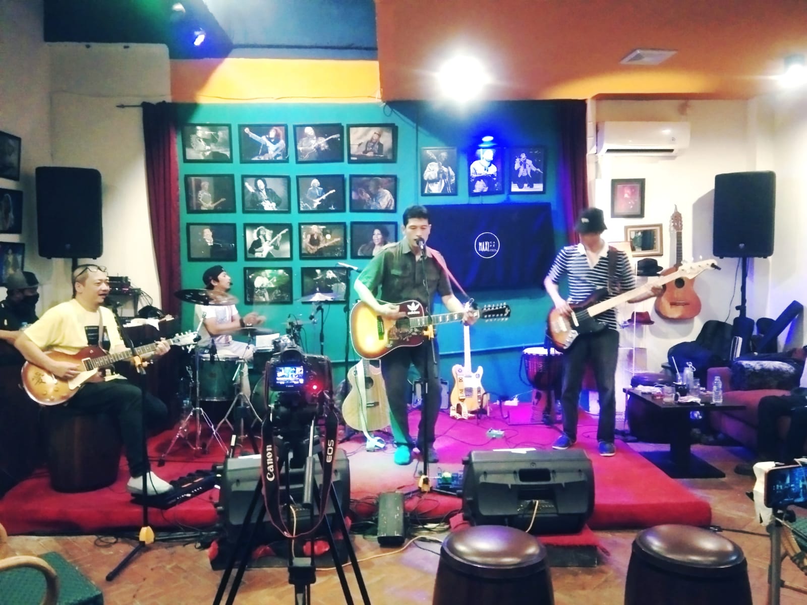 The Ayayay Berupaya Membuat Dunia Tersenyum Kembali