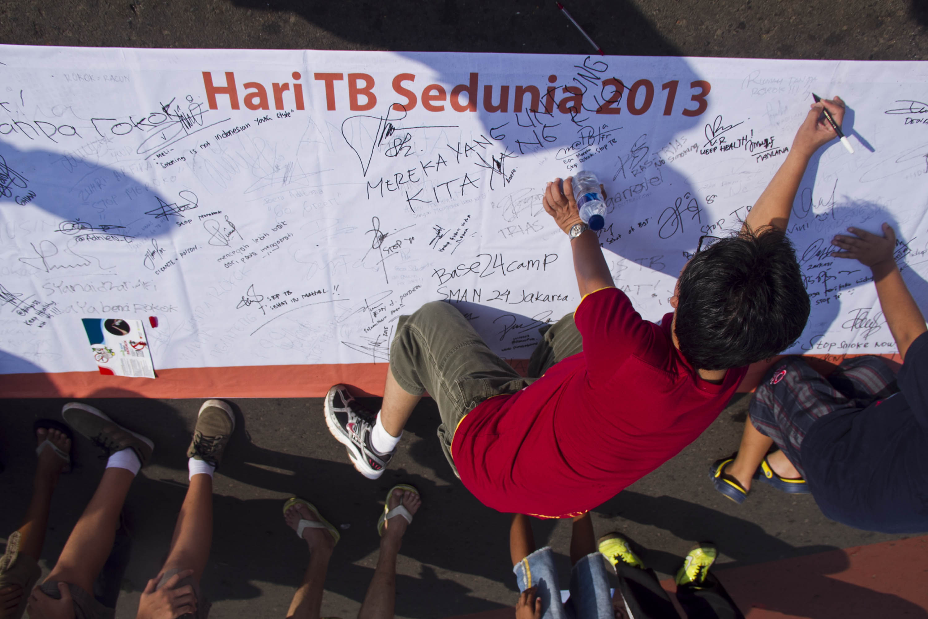 TUBERKOLOSIS: Anak-anak membubuhkan tanda tangan dalam rangka memeringati Hari Tuberkolosis Sedunia pada 24 Maret di Bundaran HI, Jakarta