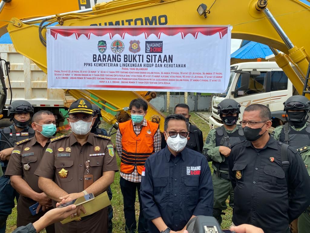 Dirjen Penegakan Hukum KLHK Rasio Ridho Sani yang hadir langsung di Rupbasan Kendari dalam rangka penyerahan tersangk dan barang bukti.