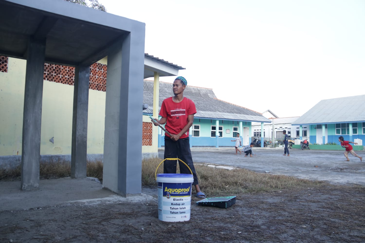 Pekerja mengecat tiang toren penyalur air bersih di Muara Gembong