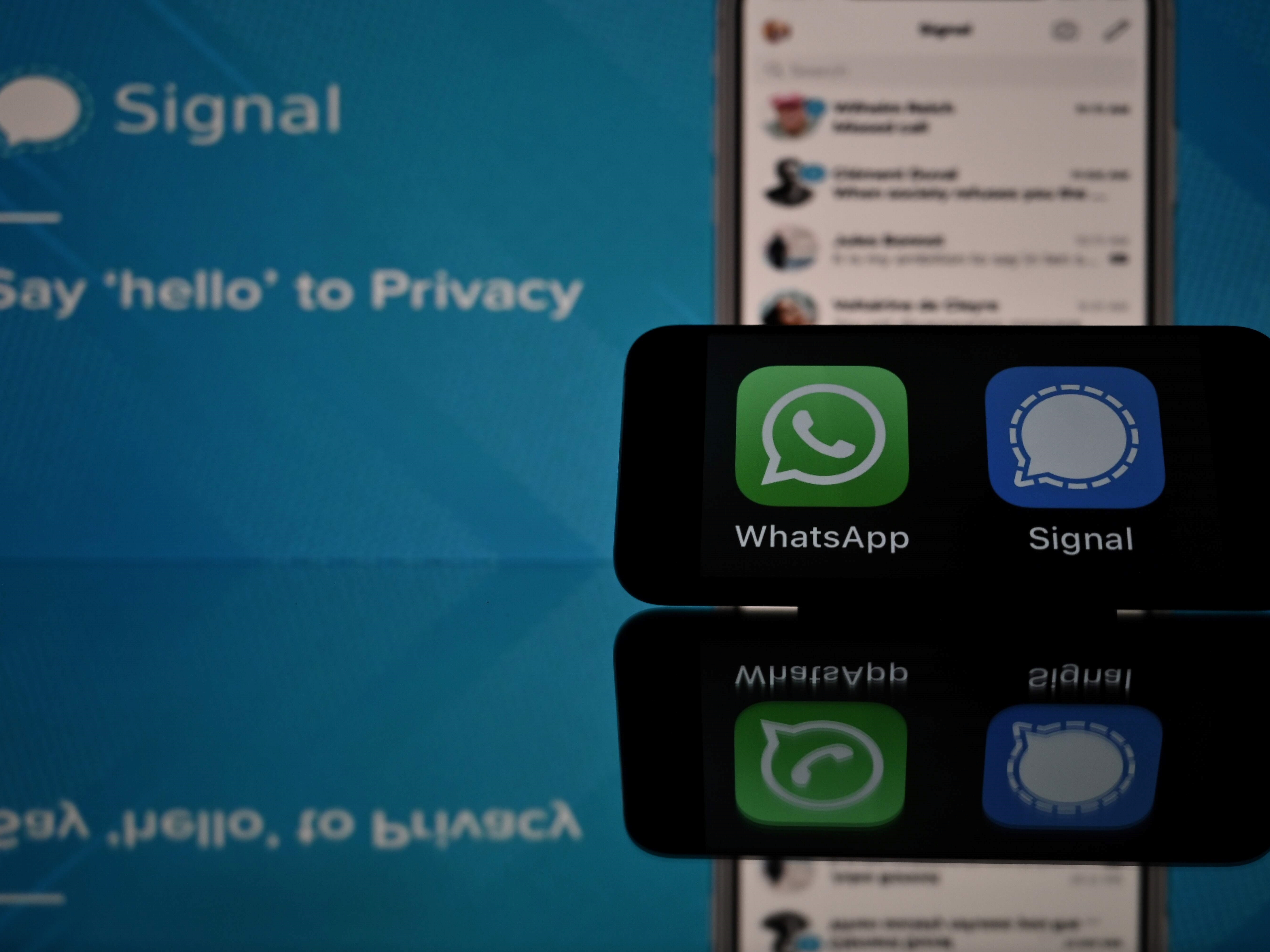 Logo layanan pesan seluler WhatsApp dan Signal.