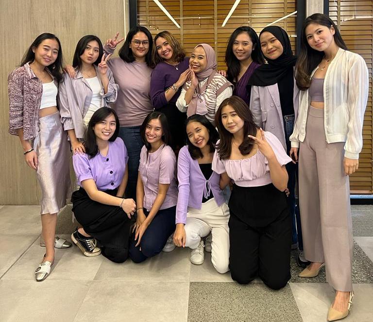  Gadis-gadis Indonesia mengunggah foto mereka di media sosial dengan tulisan #KamuBerharga.