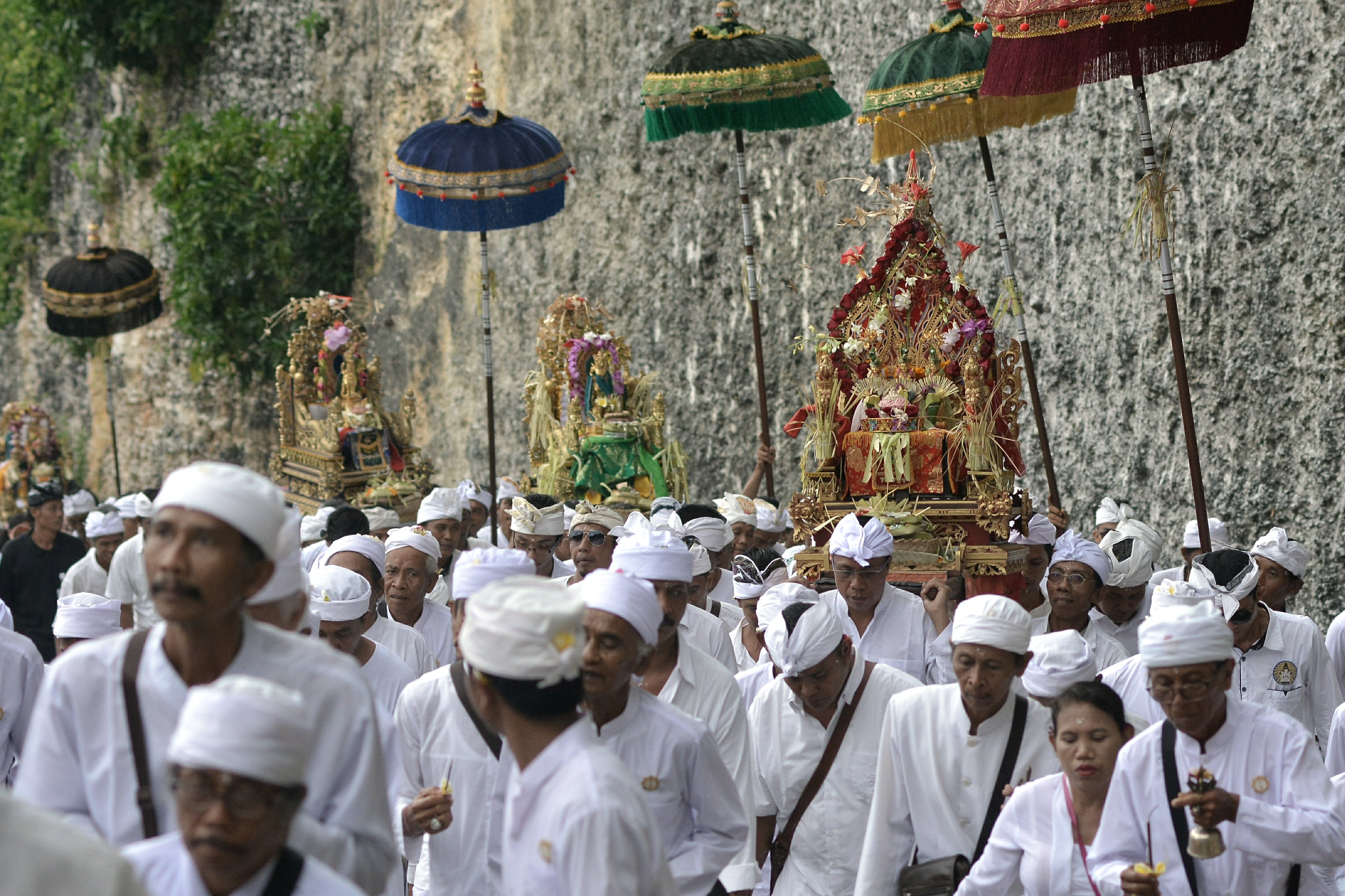 Ilustrasi: upacara ritual Melasti menjelang Hari Raya Nyepi Tahun Saka 1940 di Pantai Melasti, Ungasan