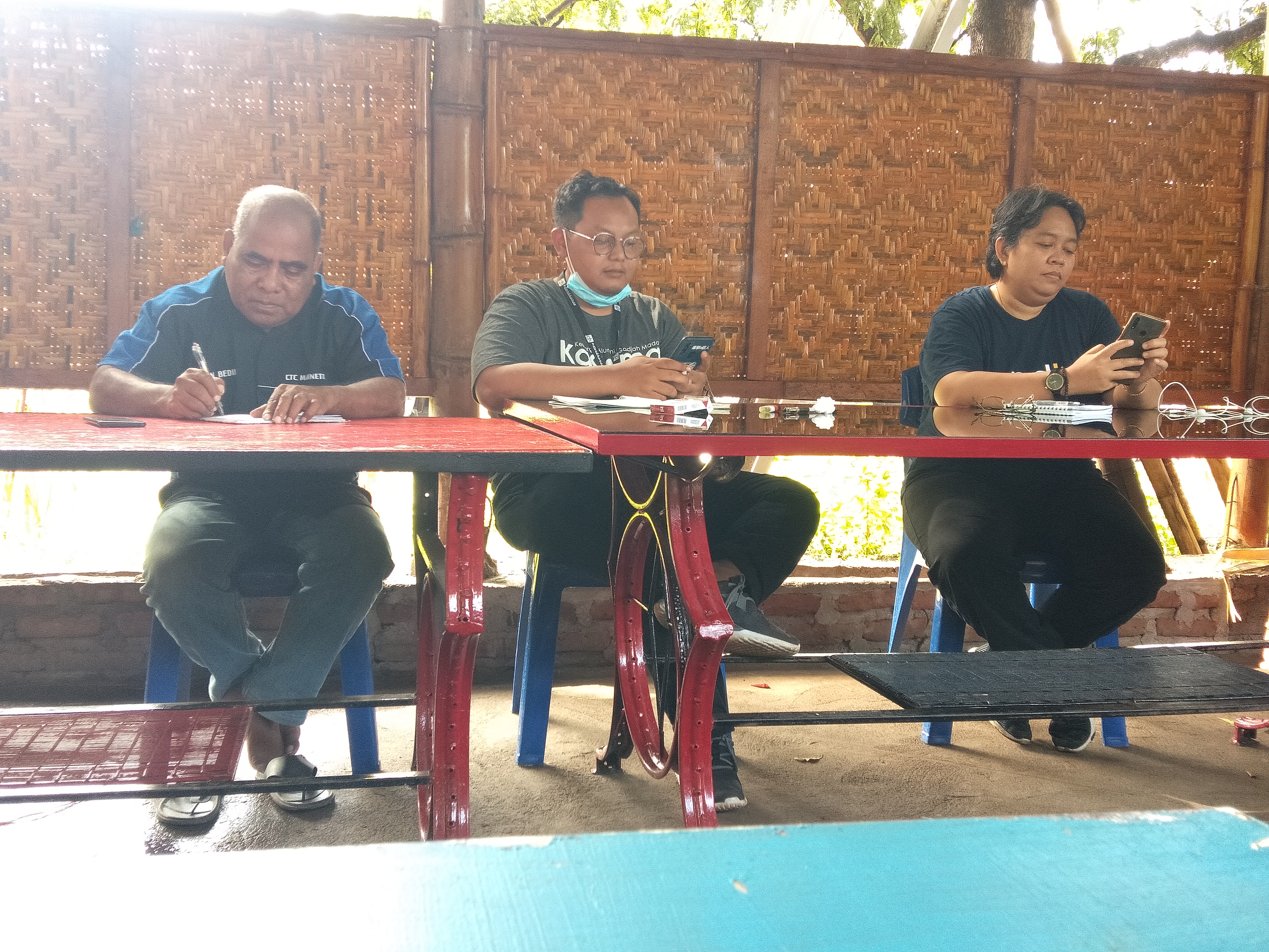 Direktur LSM Barakat, Benediktus Bedil saat jumpa pers bersama LSM Desa Lestari di Lewoleba, NTT, Rabu (23/3/2022)