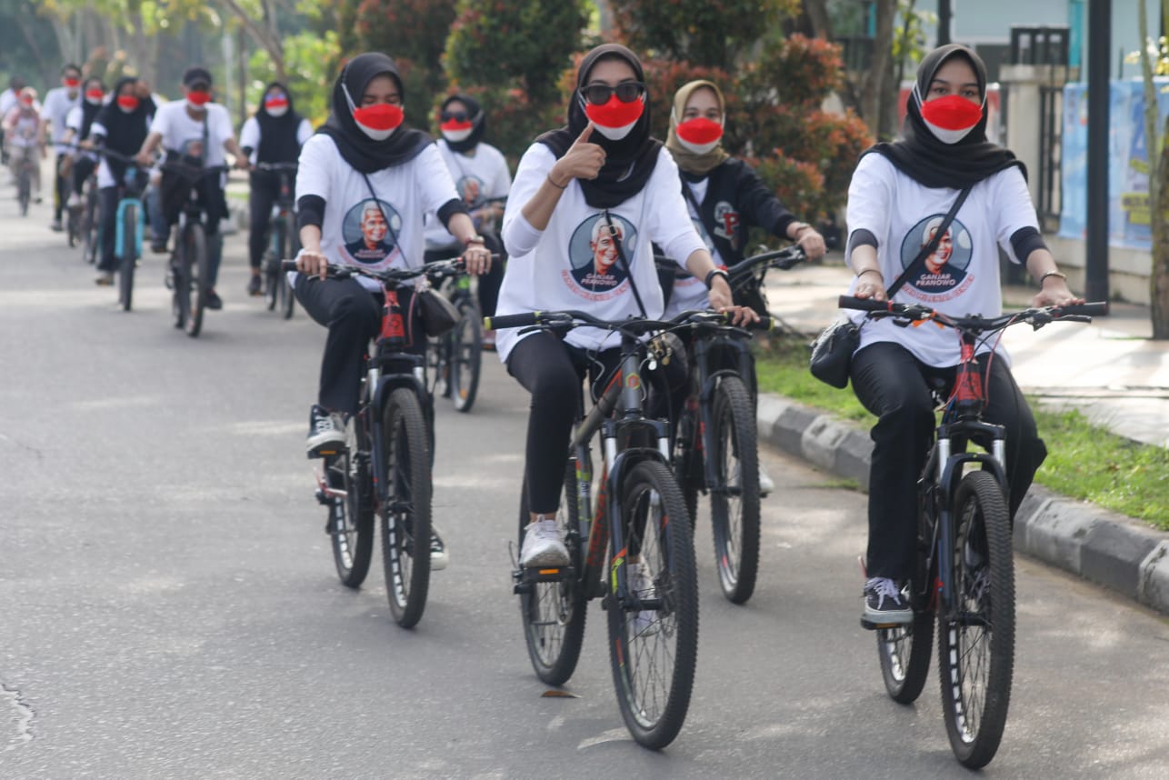 SEMBARI gowes bersama Ganjar Milenial Kalimantan Barat, mendeklarasikan Gubernur Jateng Ganjar Pranowo untuk maju menjadi Presiden 2024.