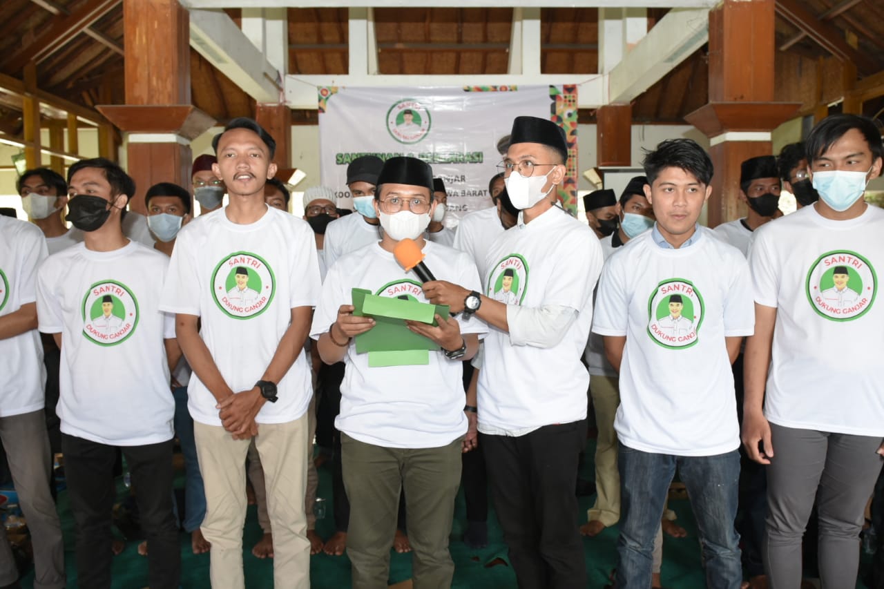 Ratusan mahasiswa dan santri sejak Jawa Barat deklarasi dukungan untuk Ganjar Pranowo presiden 2024