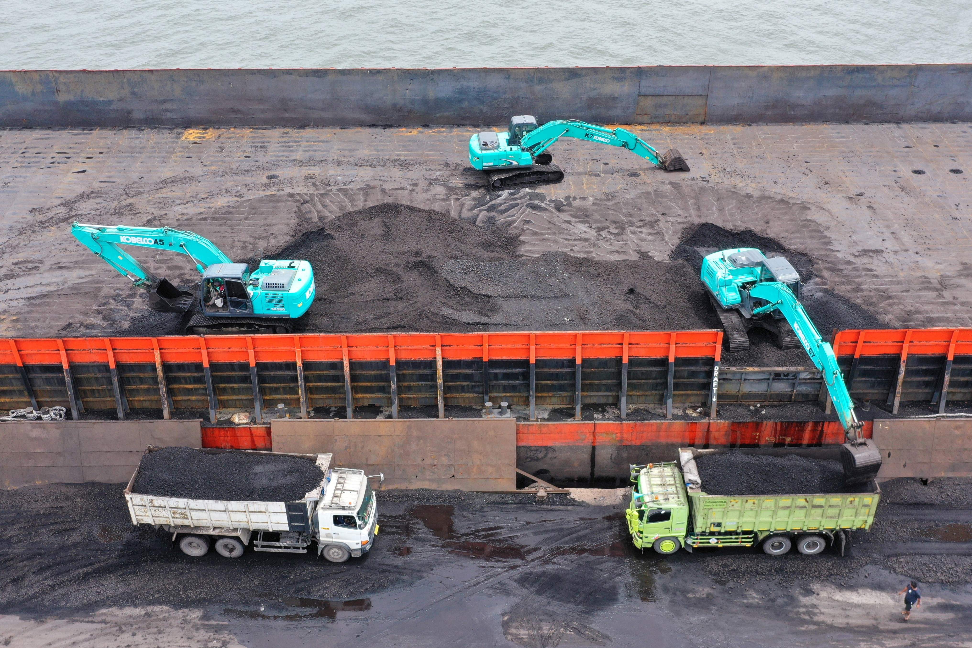 Sejumlah pekerja dengan menggunakan alat berat tengah memindahkan batubara di Pelabuhan Marunda, Jakarta.