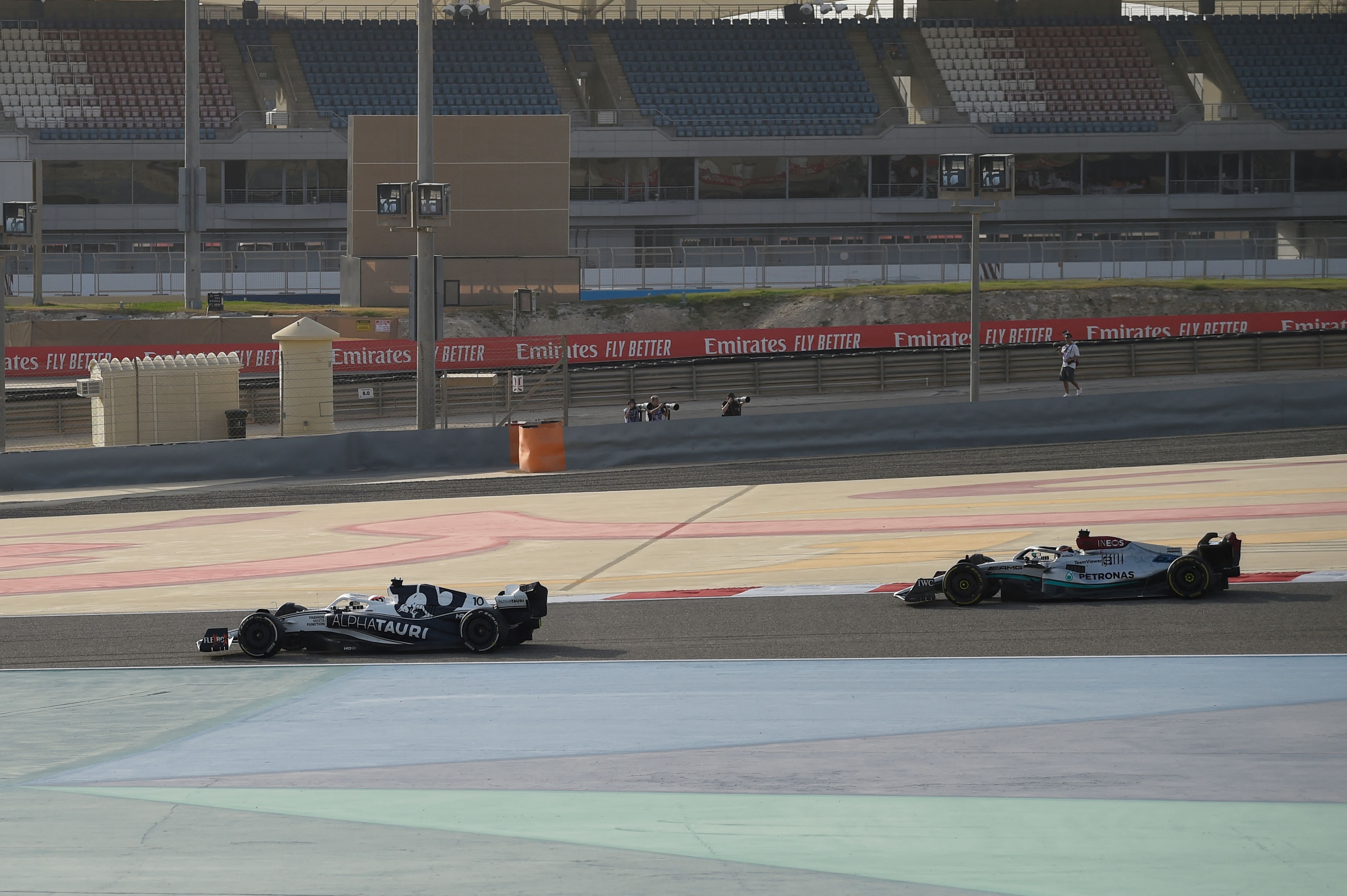 Pembalap lphaTauri asal Prancis, Pierre Gasly (kiri) dan pebalap Mercedes asal Inggris, George Russell mengemudi pada hari pertama uji coba 