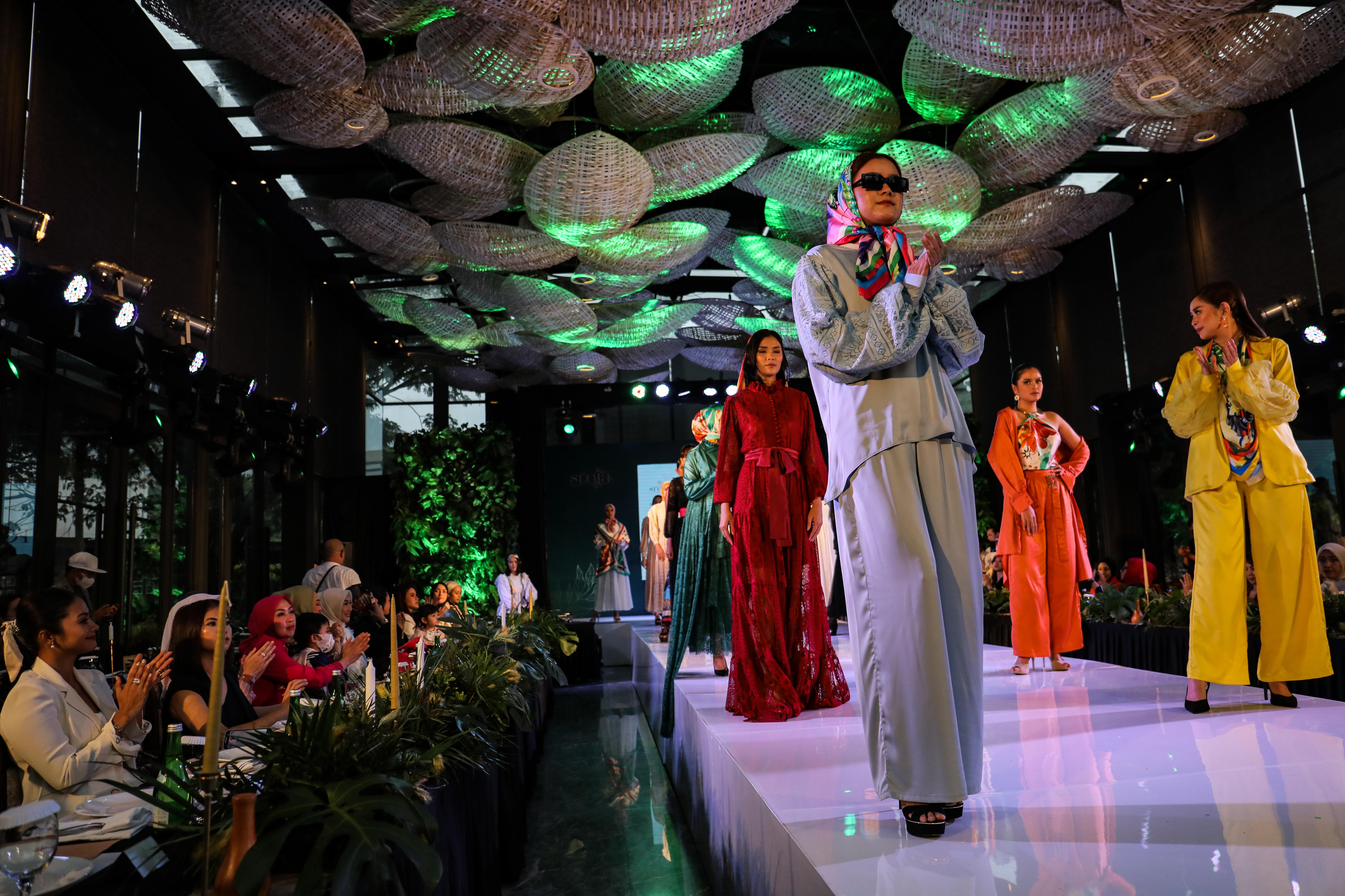 Brand fesyen lokal Sroja memperkenalkan enam koleksi perdana scarf yang bertemakan Foliage: Colors of Mother Nature.