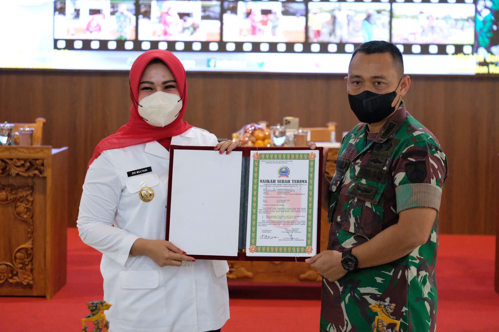 Dandim 0723 Klaten Letkol (Inf) Joni Eko Prasetyo menyerahkan berita acara pelaksanaan KBMKB XI kepada Bupati Sri Mulyani. 