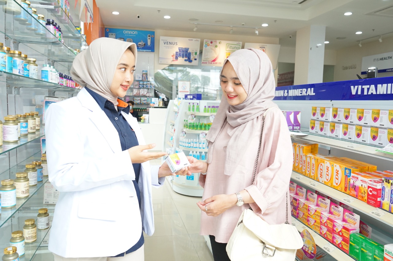 Konsumen membeli obat di outlet apotek Kimia Farma. 