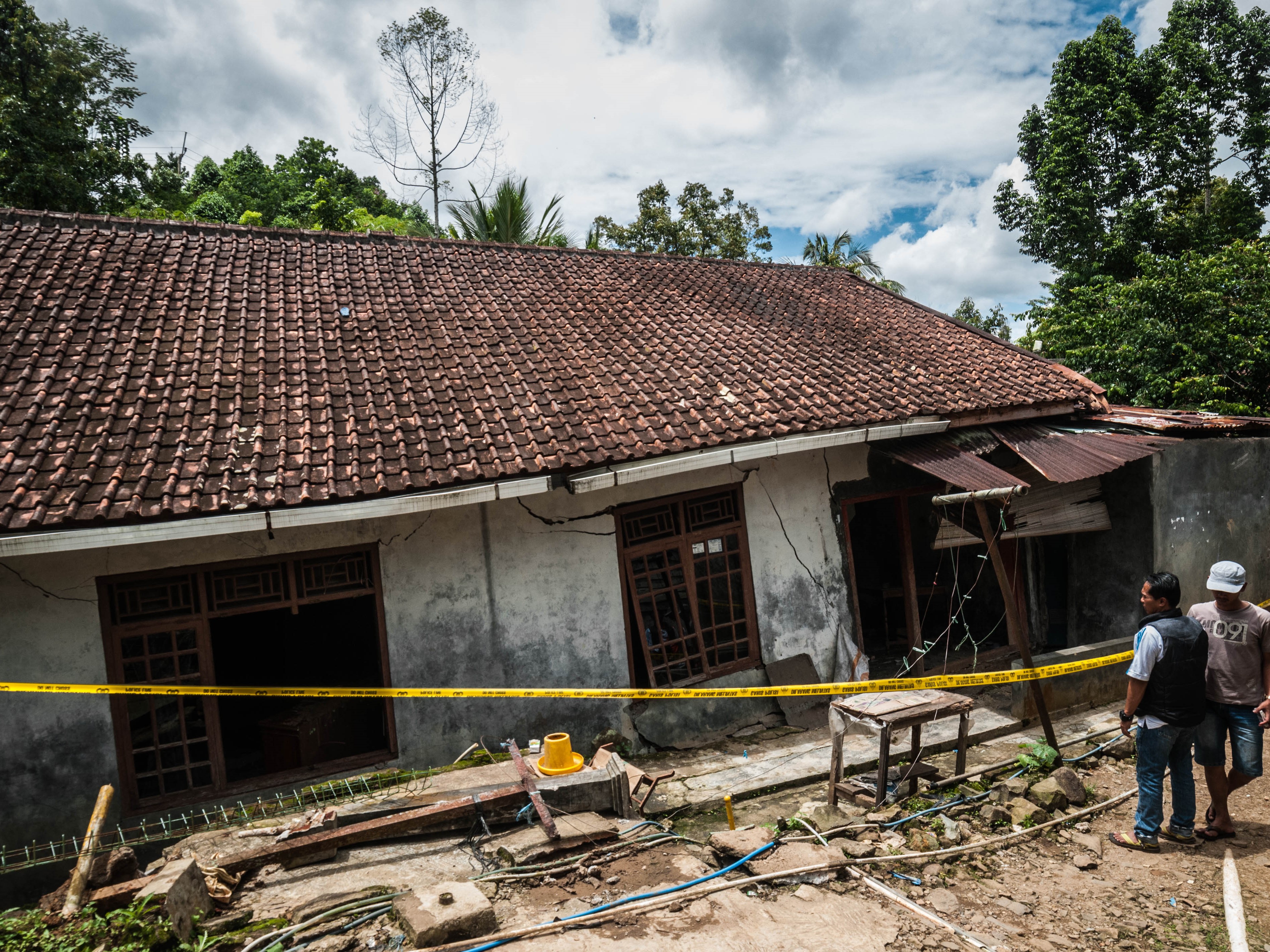 Ilustrasi rumah rusak akibat pergerakan tanah.