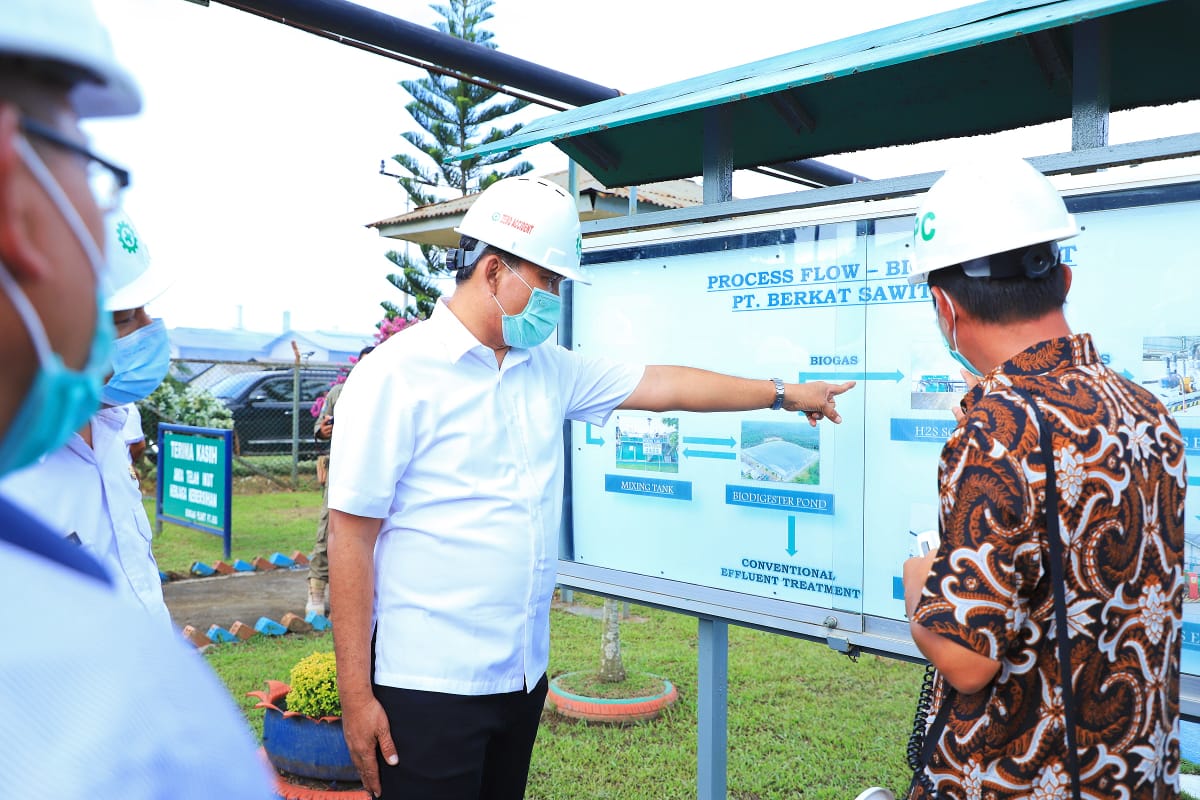 Plt Bupati Muba Beni Hernedi meninjau Listrik Tenaga Limbah Sawit yang dikelola PT. BSS, Kamis (10/3) untuk terangi 3 desa.
